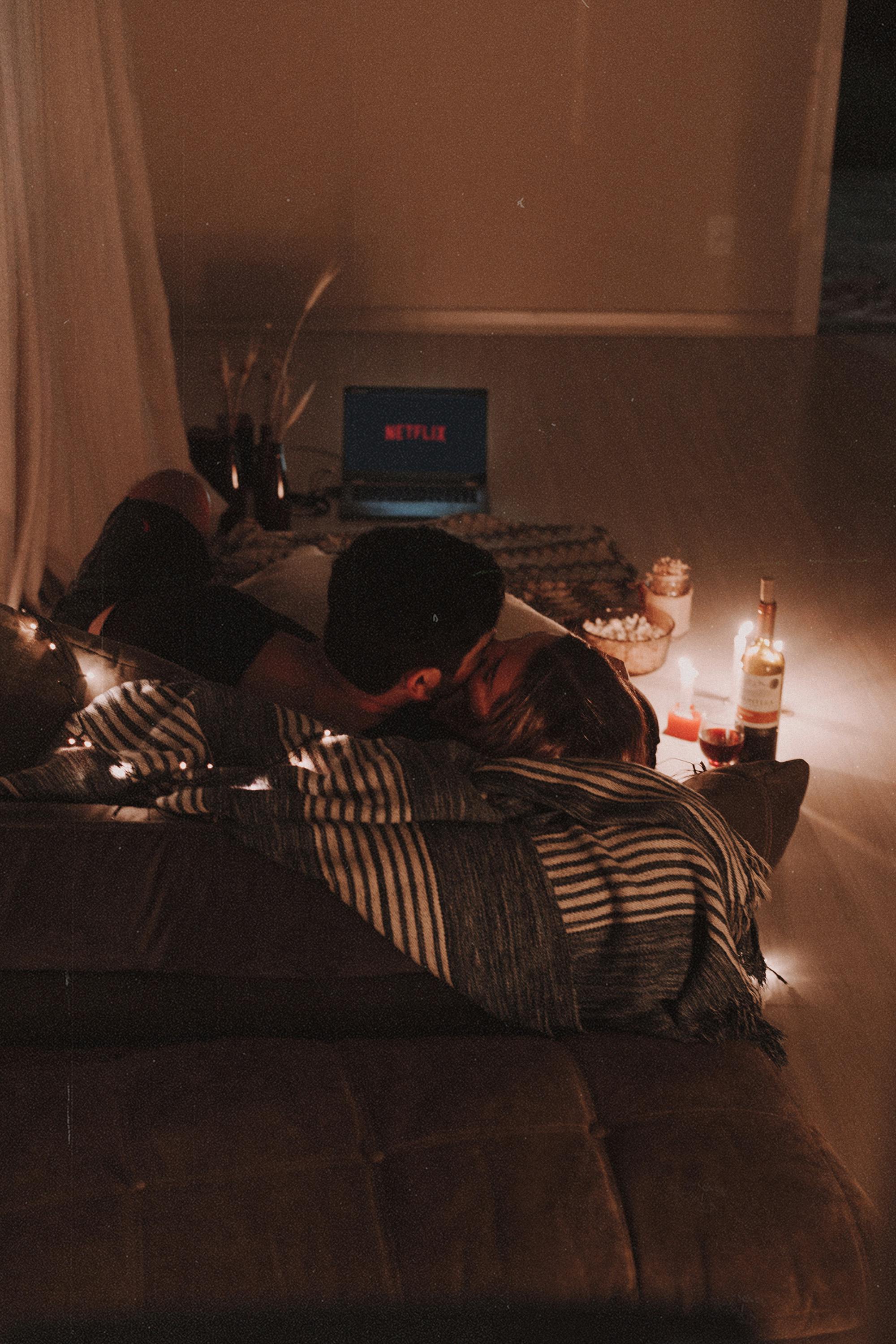 Pärchen auf der Couch schaut Netflix | Quelle: Pexels