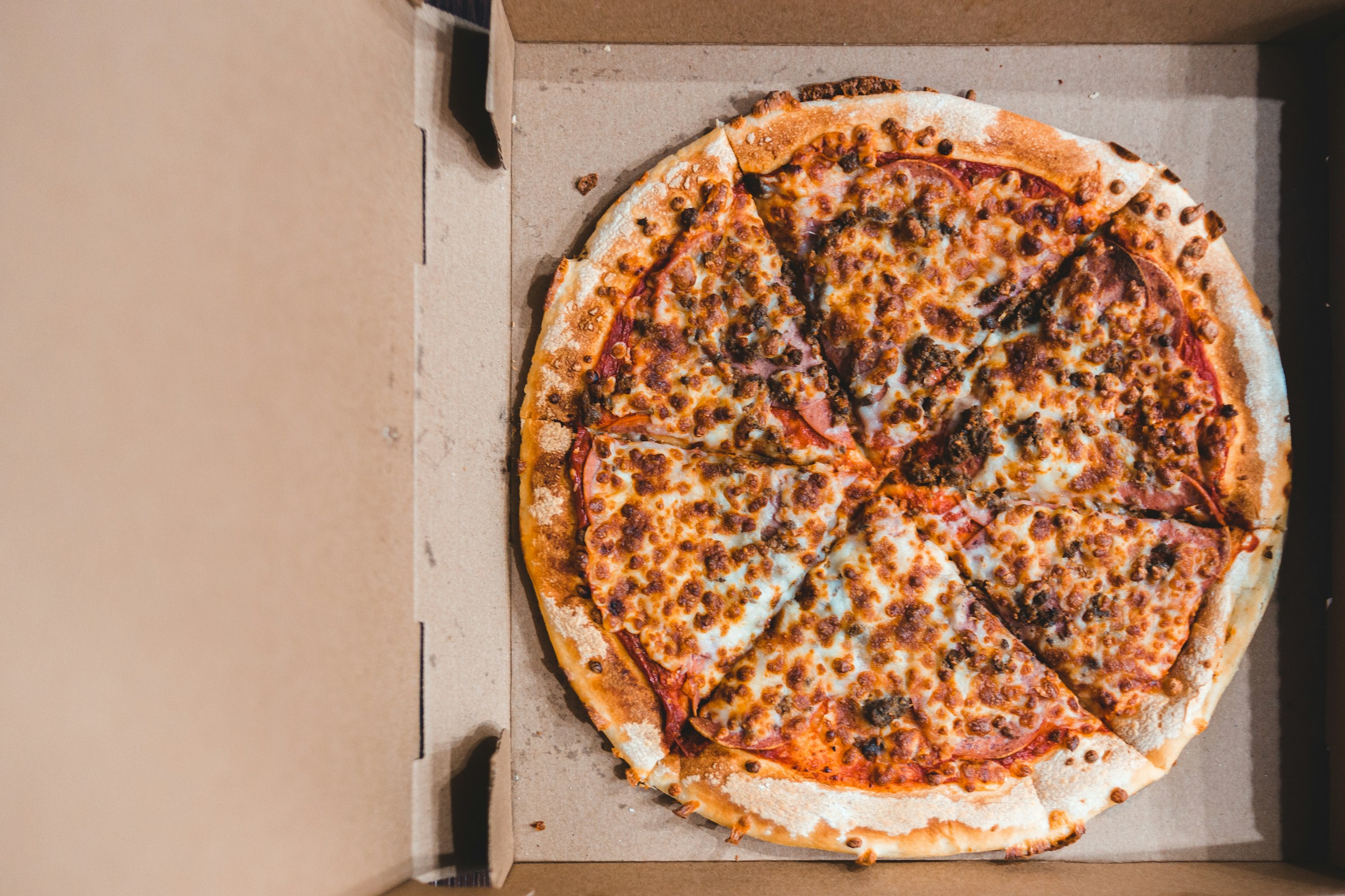 Ein Pizzakarton | Quelle: Unsplash