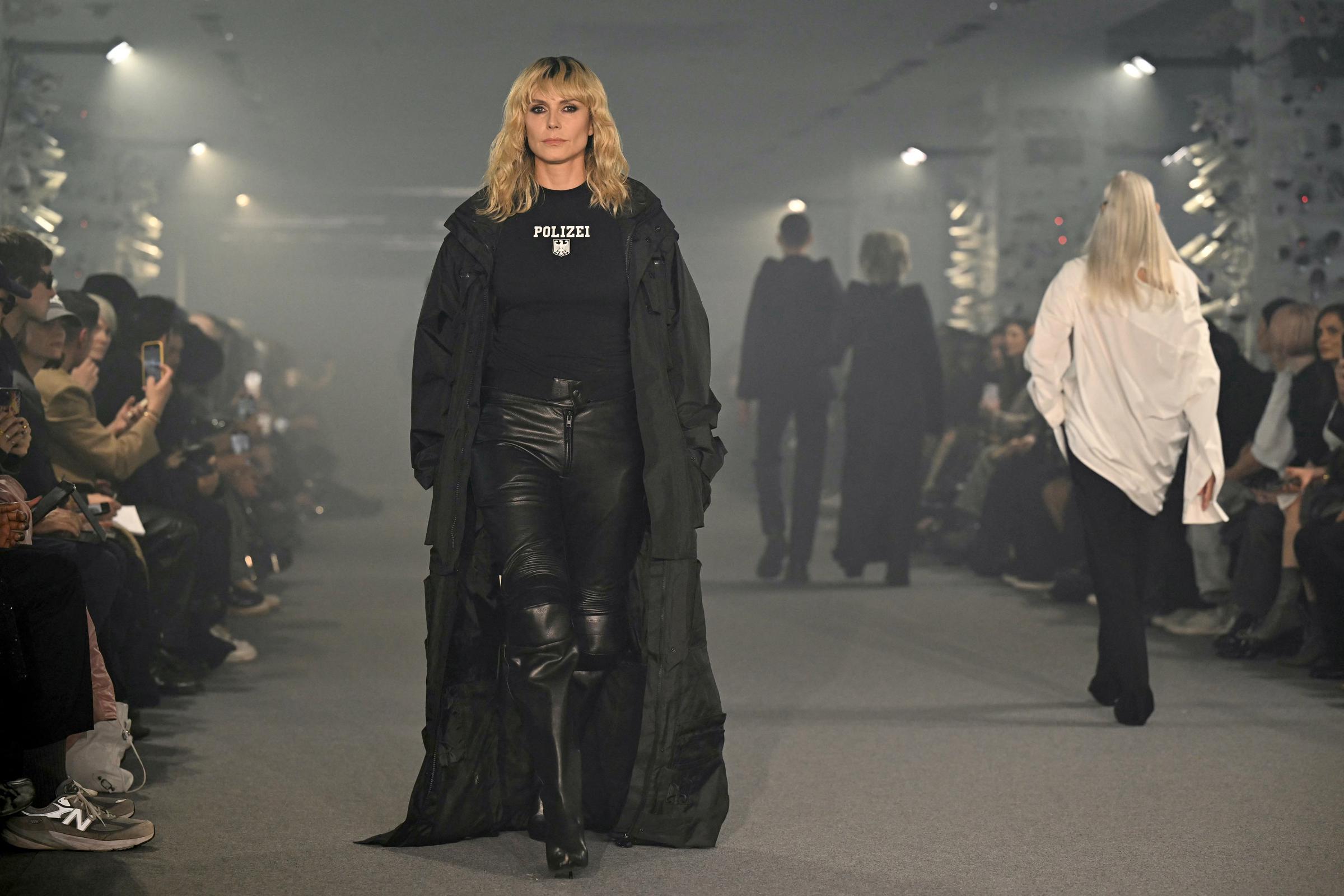 Heidi Klum bei der Vetements' Women Ready-to-Wear Spring-Summer 2025 Collection Show während der Paris Fashion Week in Paris, Frankreich am 27. September 2024 | Quelle: Getty Images