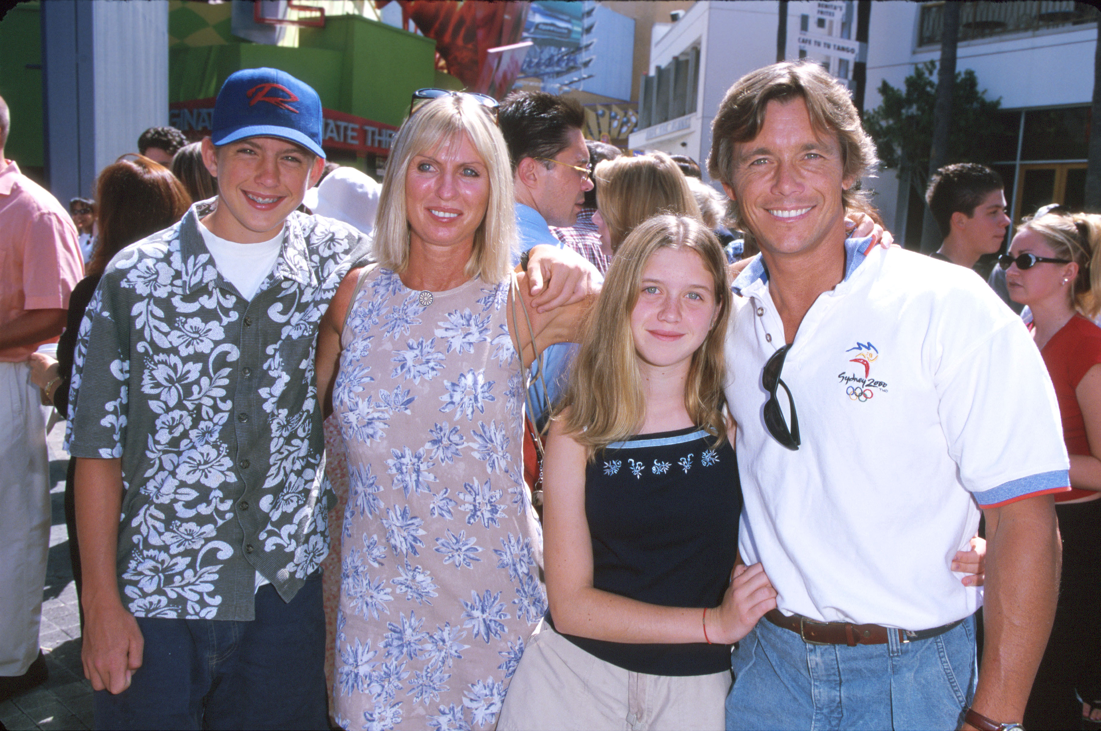 Chris Atkins mit seiner Familie bei der Premiere von "The Adventures of Rocky & Bullwinkle" am 24. Juni 2000 in Universal City, Kalifornien. | Quelle: Getty Images