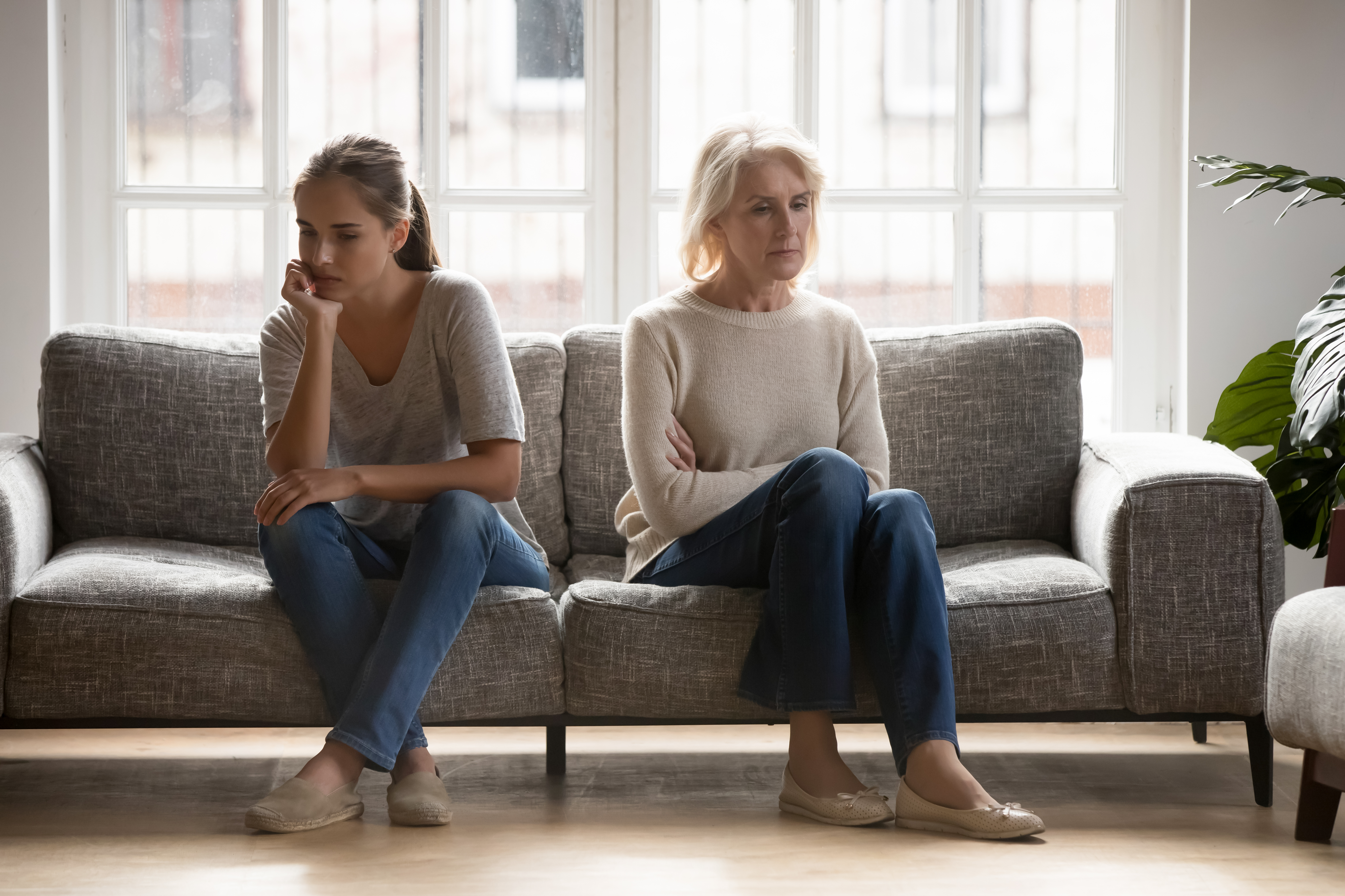 Mutter und Tochter sprechen nicht miteinander | Quelle: Shutterstock