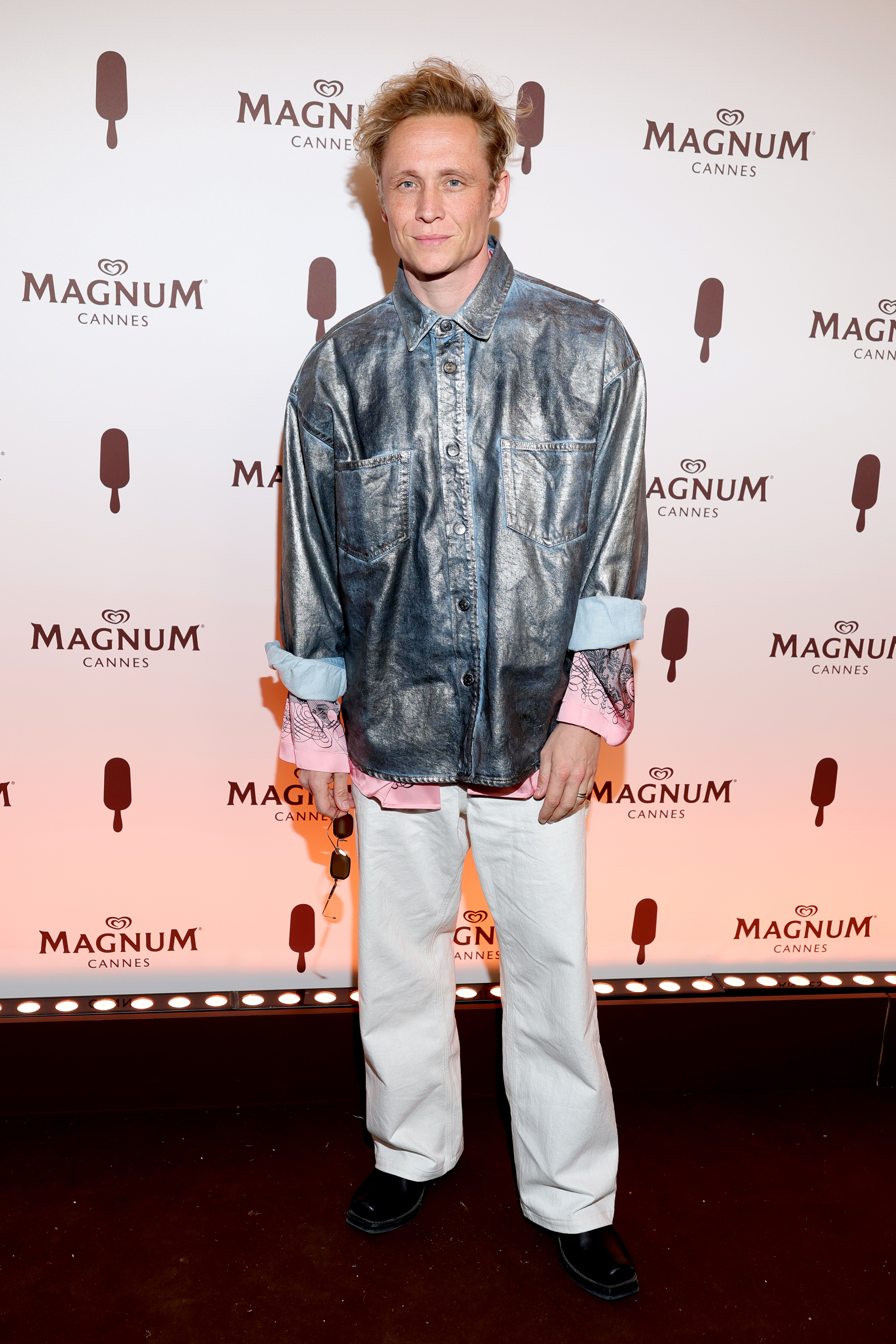 Matthias Schweighöfer besucht den Magnum "Wherever Pleasure Takes You" Red Carpet bei den 77. jährlichen Filmfestspielen von Cannes im Magnum Beach am 16. Mai 2024 in Cannes, Frankreich | Quelle: Getty Images