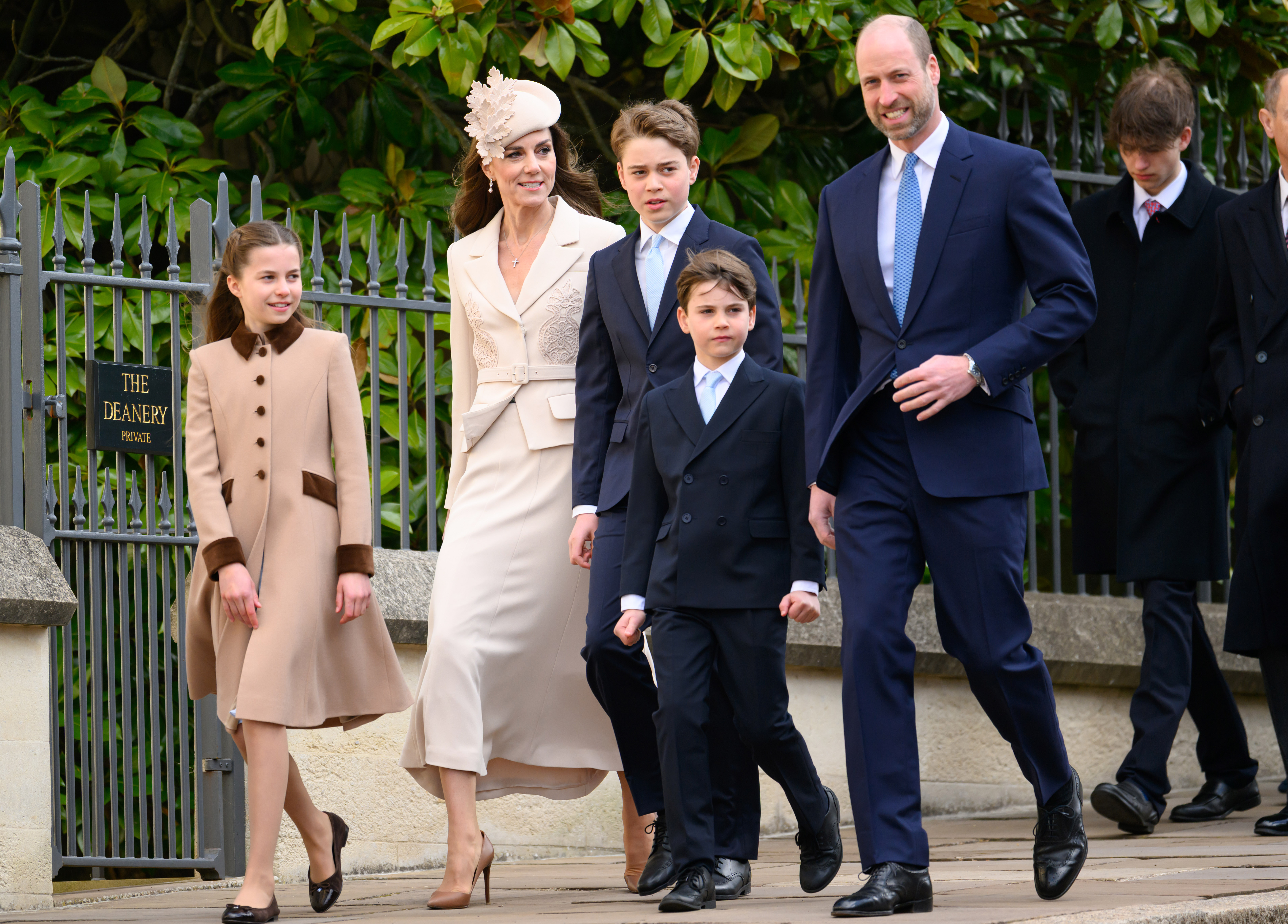 Prinz William und Prinzessin Catherine gehen am 5. April 2026 beim Ostergottesdienst in Windsor an der Seite von Prinz George, Prinzessin Charlotte und Prinz Louis. Da George nun am Eton College im Internat ist, bietet die bevorstehende Schulpause der Familie eine weitere Gelegenheit, Zeit miteinander zu verbringen. | Quelle: Getty Images