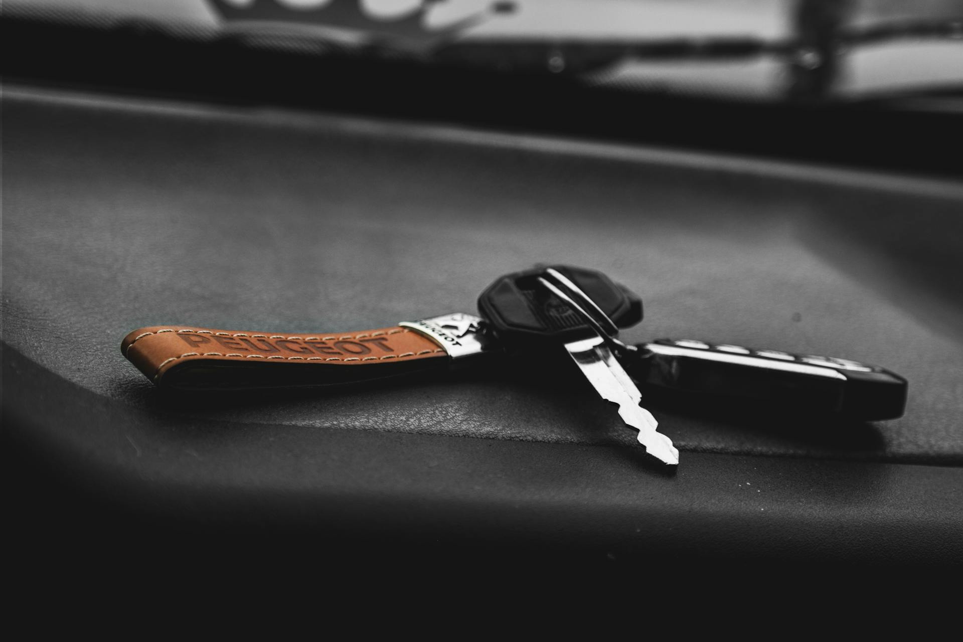 Autoschlüssel auf einer schwarzen Fläche | Quelle: Pexels