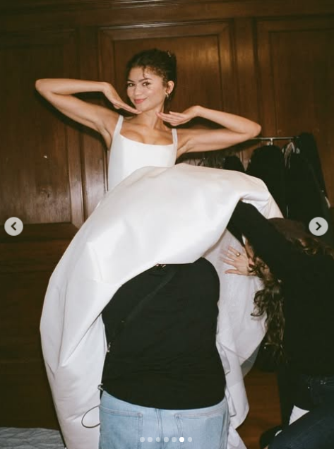 Es war der Promi-Stylist Law Roach, der der Öffentlichkeit verriet, dass das Paar bereits verheiratet war. Zendaya posierte während der Dreharbeiten zu dem Film hinter den Kulissen in einem Hochzeitskleid "The Drama" in this photo uploaded on April 3, 2026. | Source: Instagram/zendaya