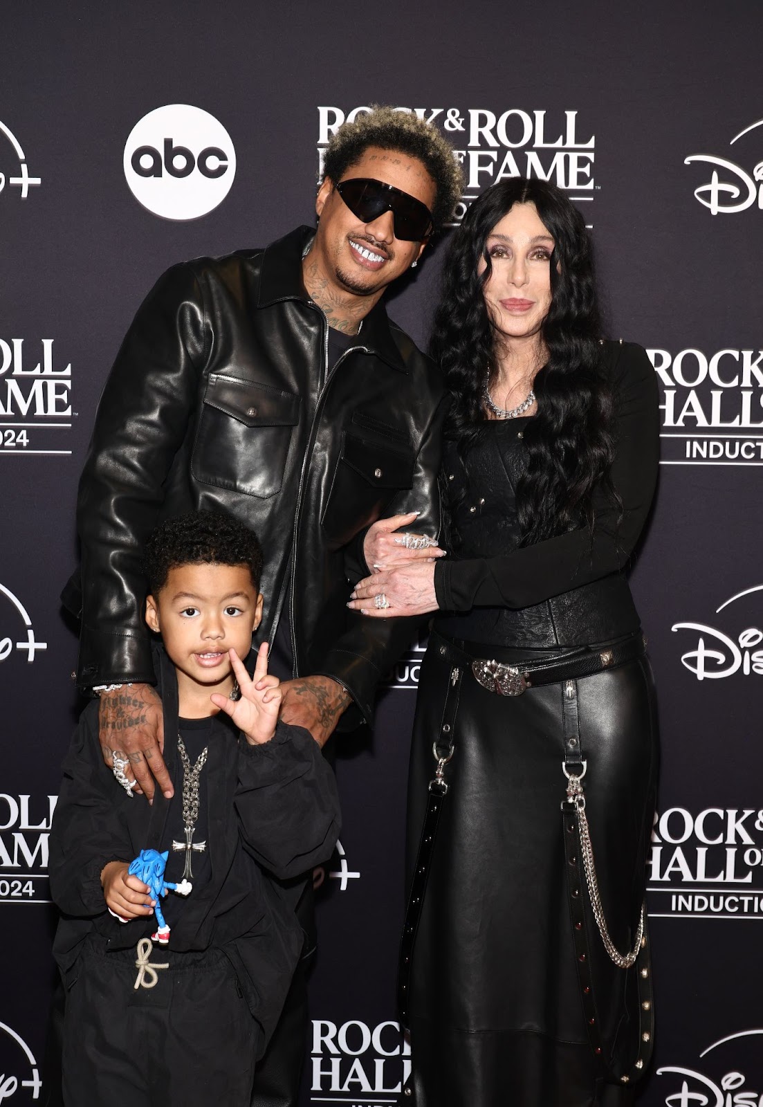 Slash Electric Alexander und Alexander "AE" Edwards mit Cher bei der 2024 Rock & Roll Hall of Fame Induction Ceremony am 19. Oktober in Cleveland, Ohio. | Quelle: Getty Images