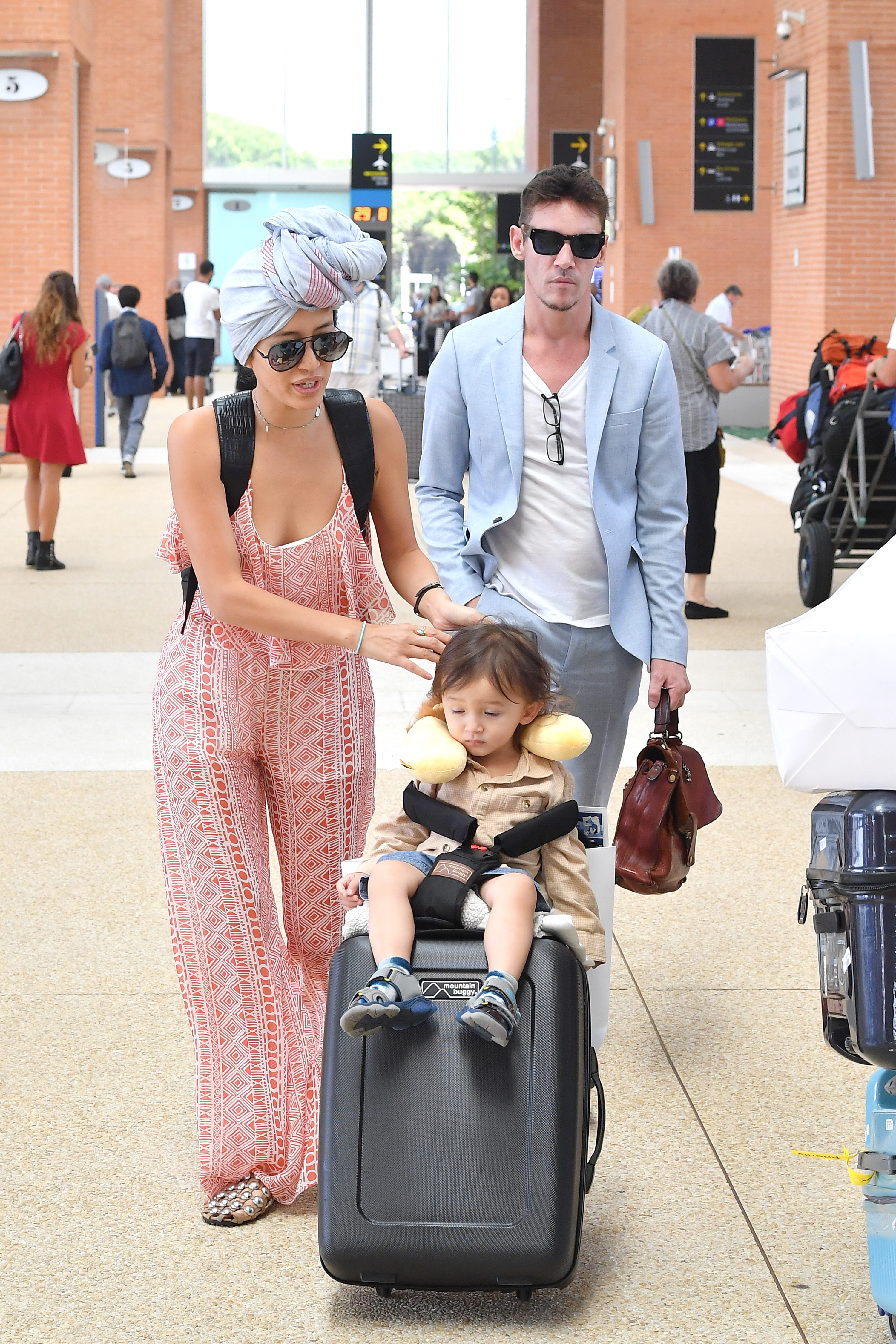 Mara Lane, Wolf und Jonathan Rhys Meyers bei der Ankunft am Flughafen Venedig am 29. August 2018 in Venedig, Italien. | Quelle: Getty Images