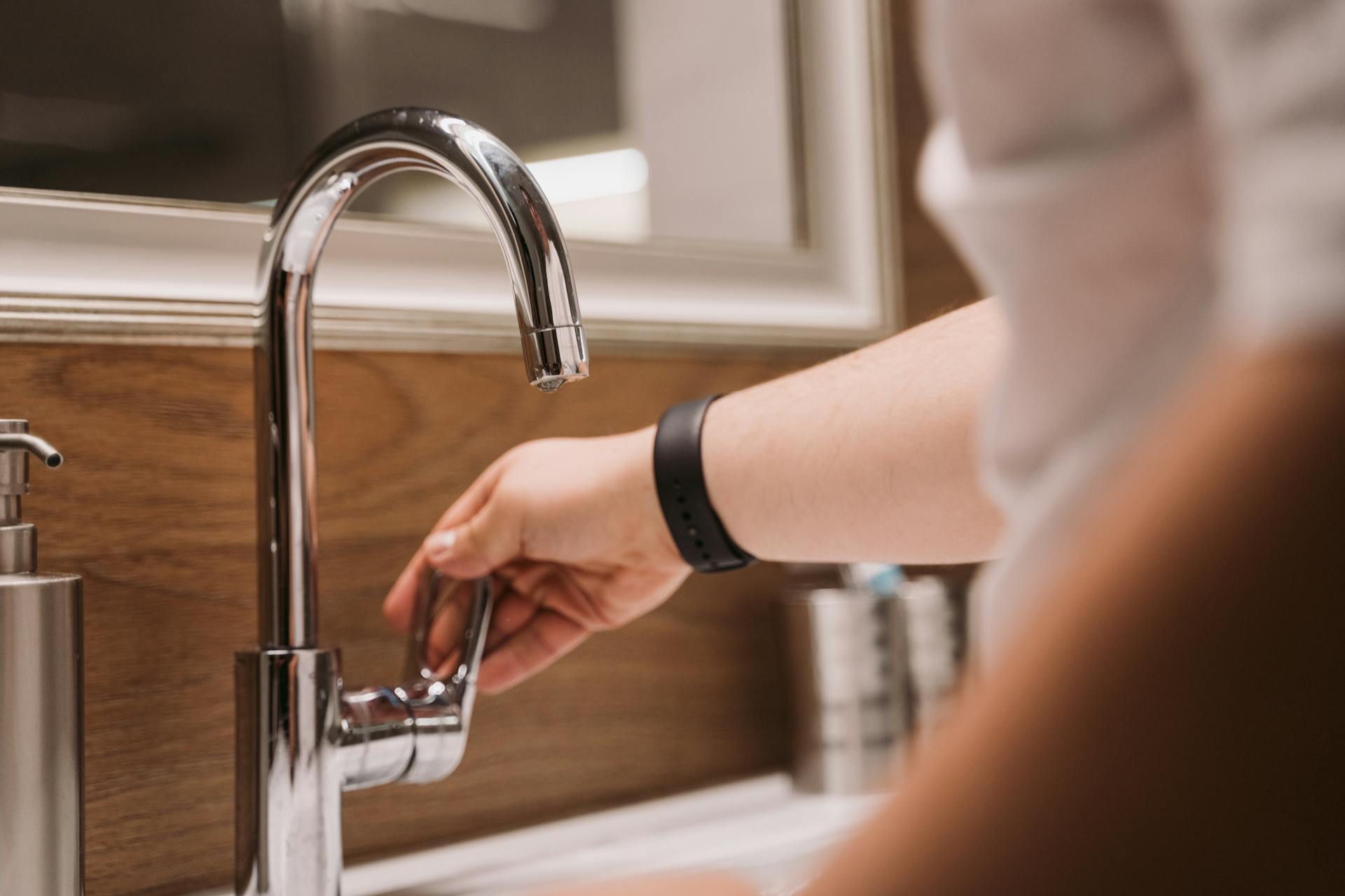 Nahaufnahme einer Person, die einen Wasserhahngriff hält | Quelle: Pexels