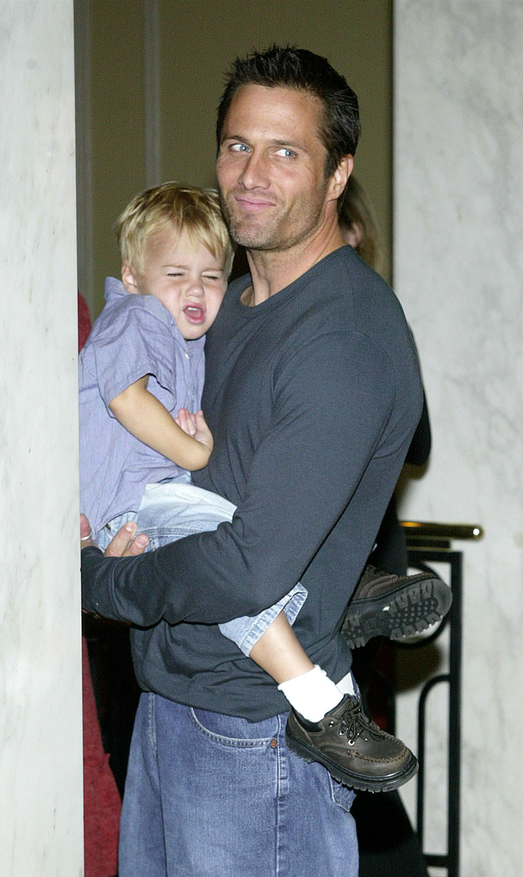 Rob Estes mit seinem Sohn Mason, am 13. Oktober 2002 | Quelle: Getty Images