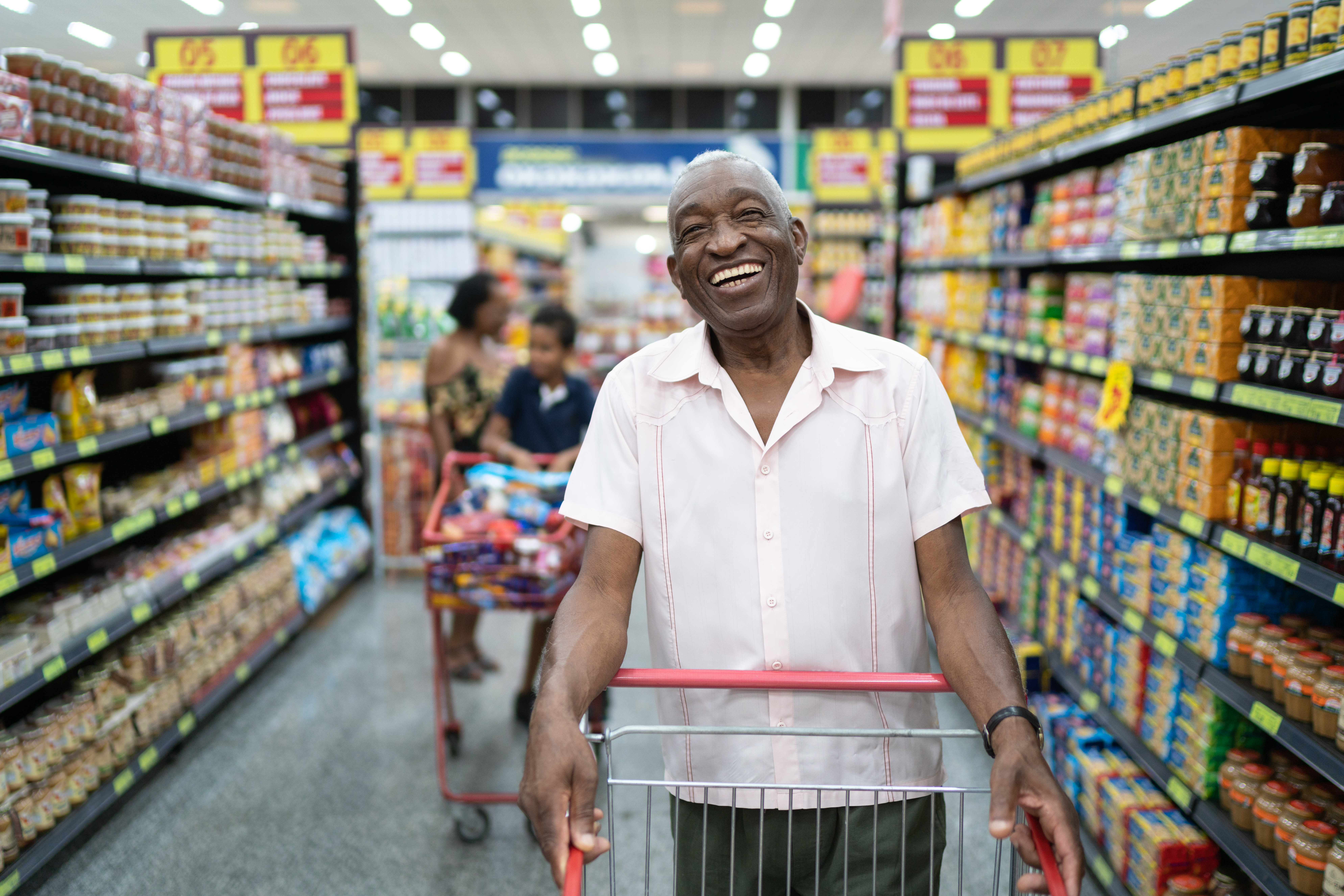 Ein Senior im Supermarkt im Porträt | Quelle: Getty Images
