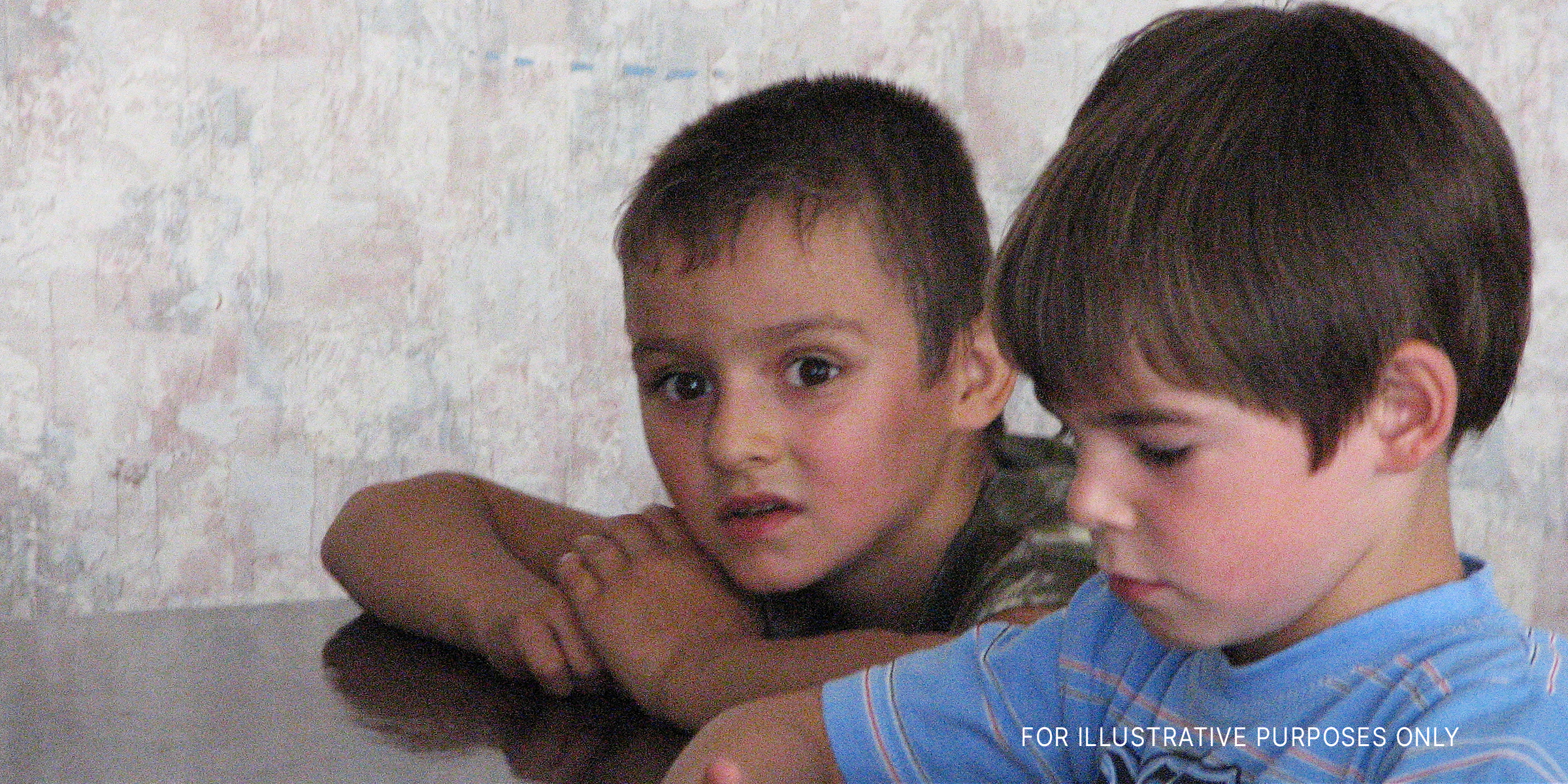 Zwei kleine Jungen, die aufgebracht sind | Quelle: flickr/ (CC BY 2.0) by saritarobinson