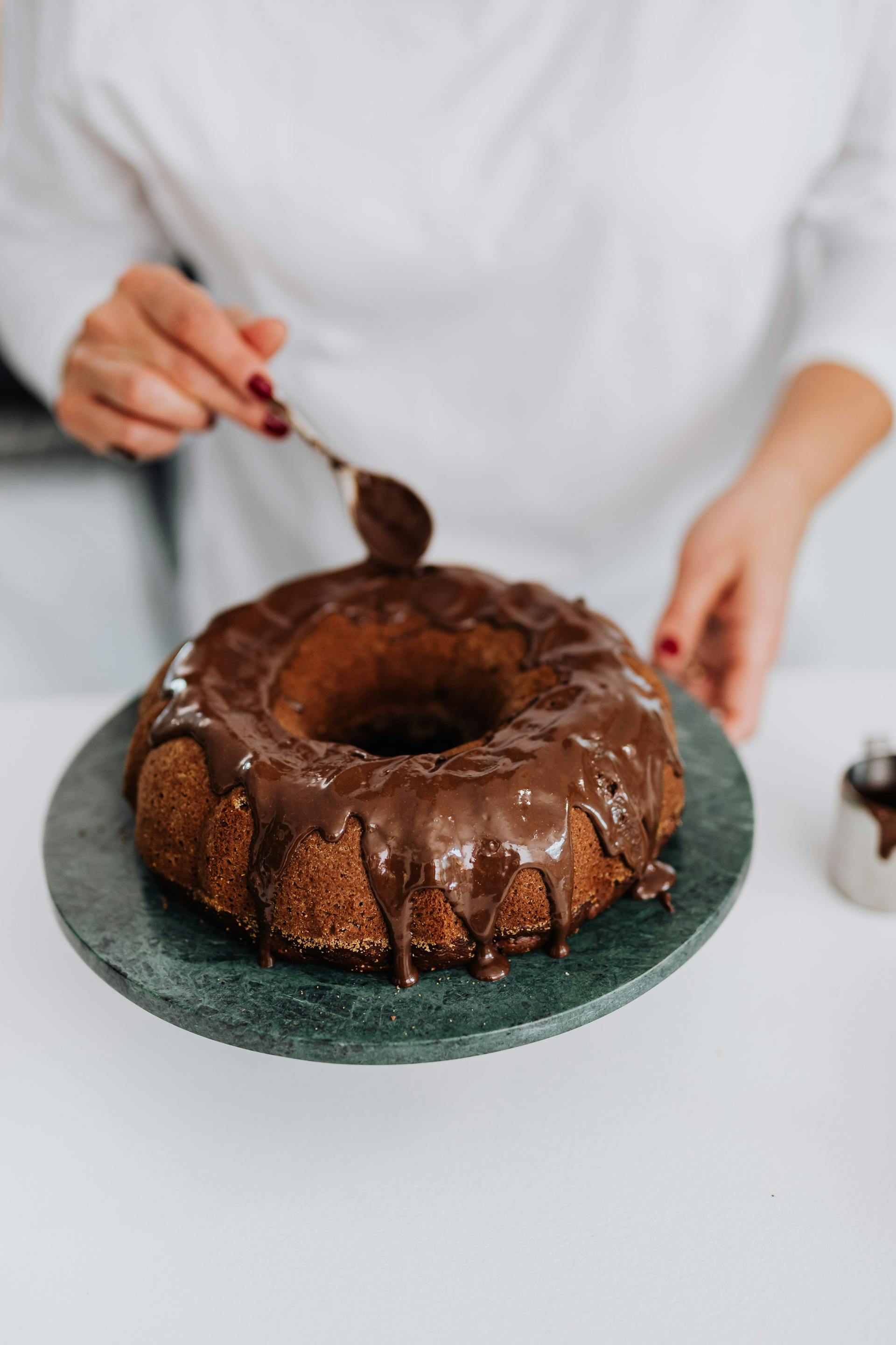 Eine Frau beim Verzieren einer Torte | Quelle: Pexels