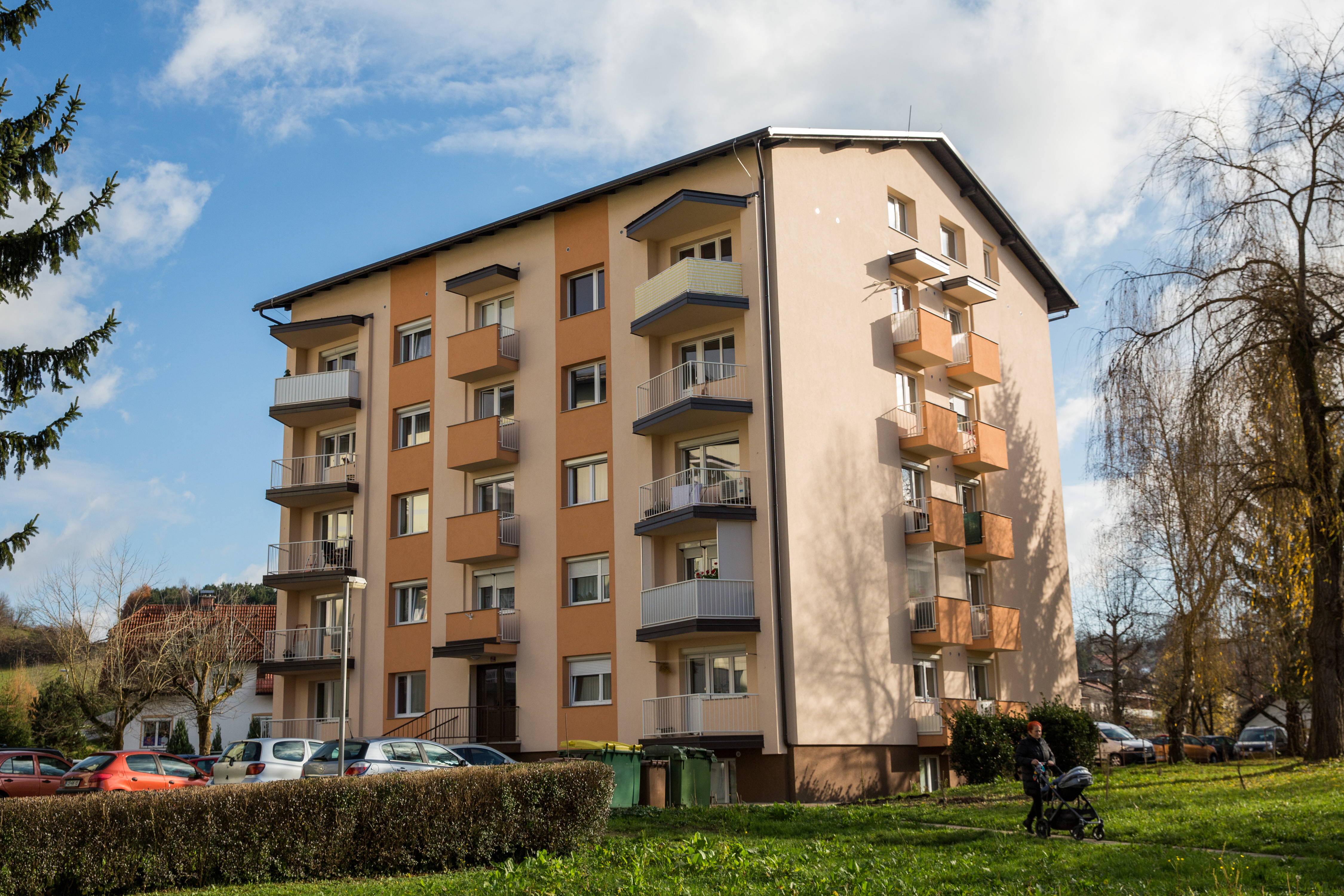 Das mehrstöckige Wohnhaus, in dem Melania Trump ihre Kindheit verbrachte, stand am 28. November 2016 unter strahlend blauem Himmel in Sevnica, Slowenien. Das in Pfirsich- und Beigetönen gehaltene Wohngebäude zeichnet sich durch Reihen übereinanderliegender Balkone aus und liegt direkt neben einer Rasenfläche und gepflegten Sträuchern in der Heimatstadt der ehemaligen First Lady. | Quelle: Getty Images