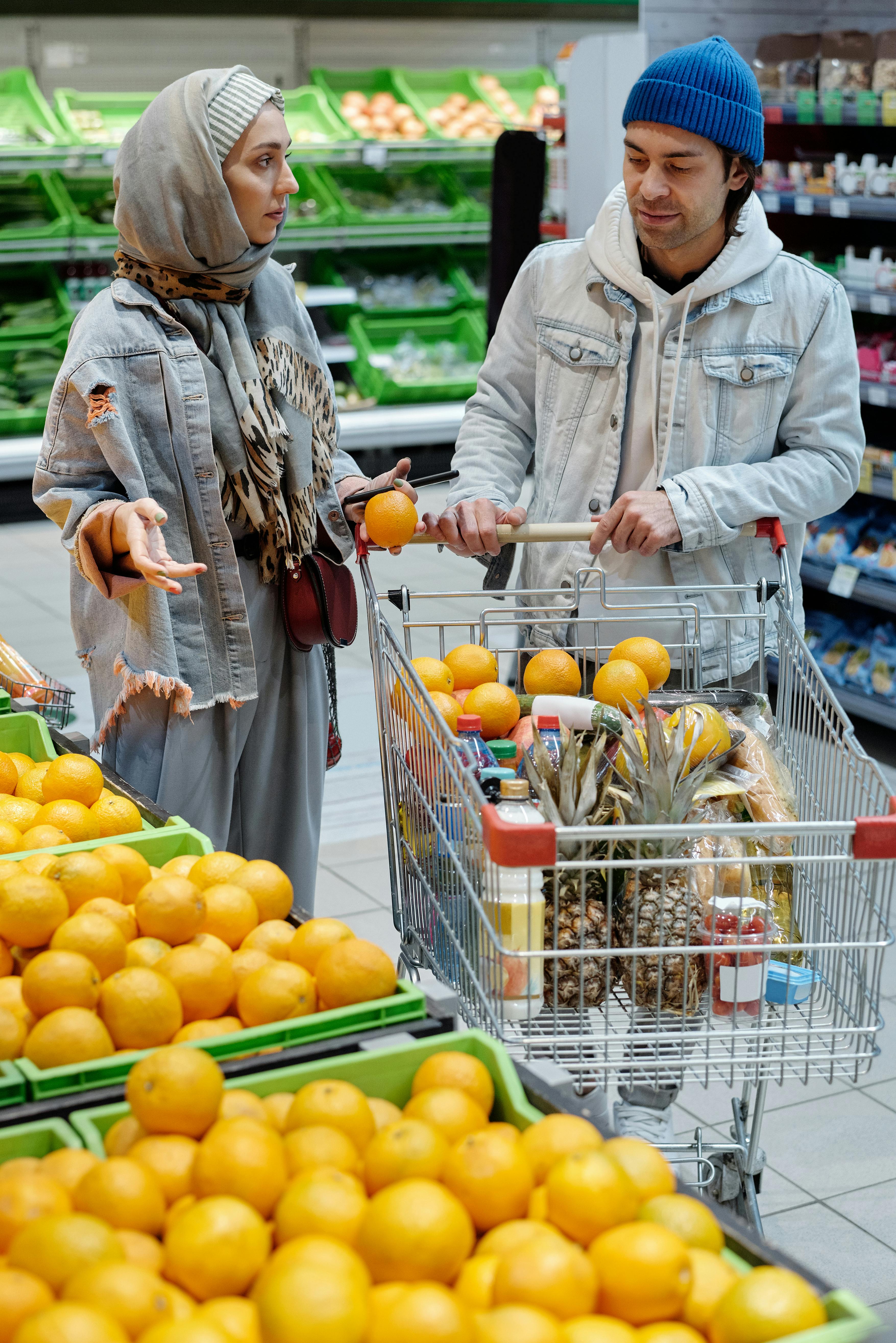 Frau im Gespräch mit einem Mann in einem Supermarkt | Quelle: Pexels