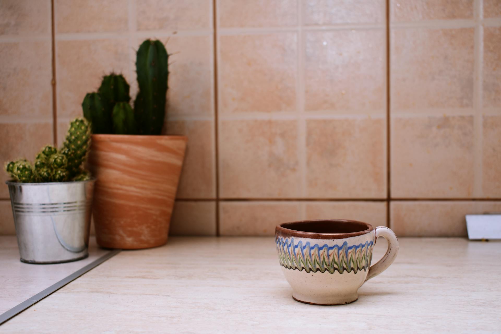 Ein Becher auf einem Tresen | Quelle: Pexels