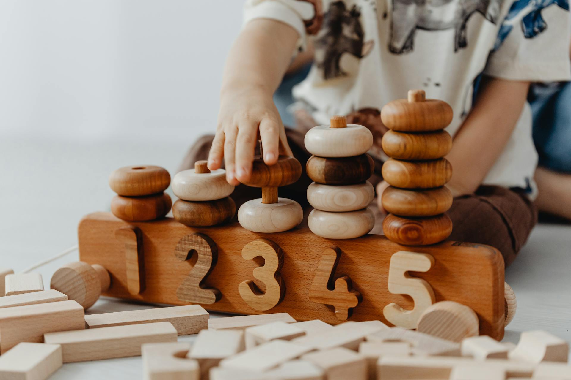 Ein Kleinkind spielt mit Bauklötzen | Quelle: Pexels
