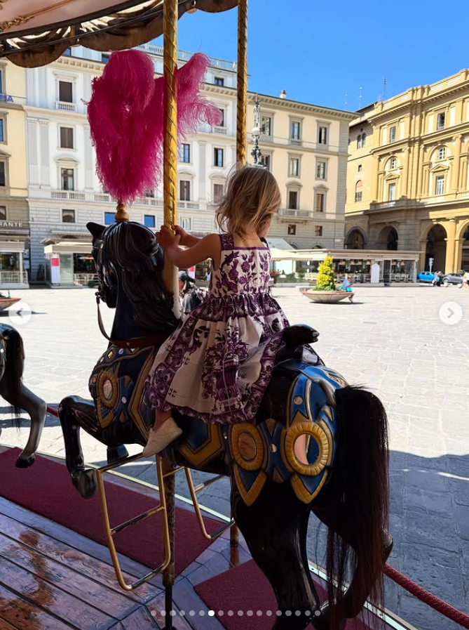 Kitty Spencers Tochter Athena fährt auf einem Karussell in Italien, aus einem Beitrag vom 24. Juli 2025. | Quelle: Instagram/kitty.spencer