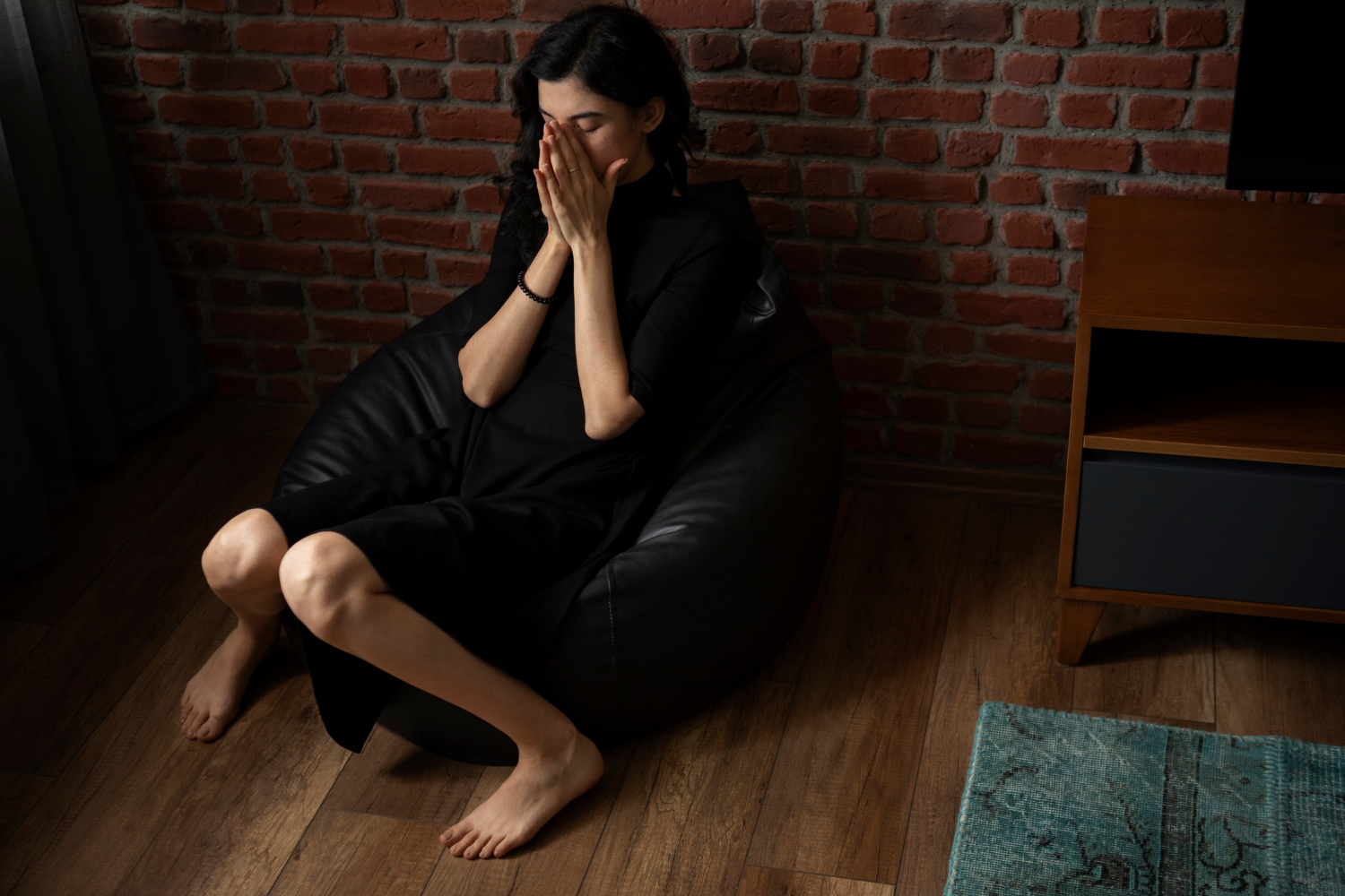 Eine ängstliche Frau mit gebrochenem Herzen | Quelle: Freepik