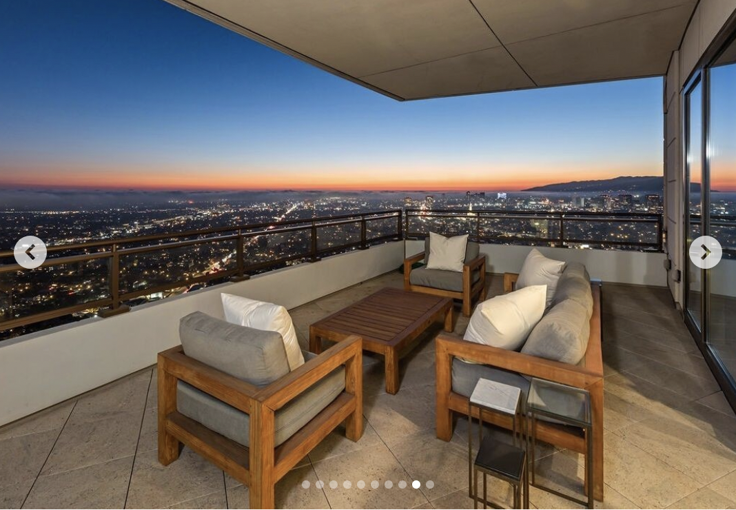 Der Blick von einer der Terrassen in Rihannas Penthouse im The Century in Century City, veröffentlicht im März 2024 | Quelle: instagram/robbreportrealestate