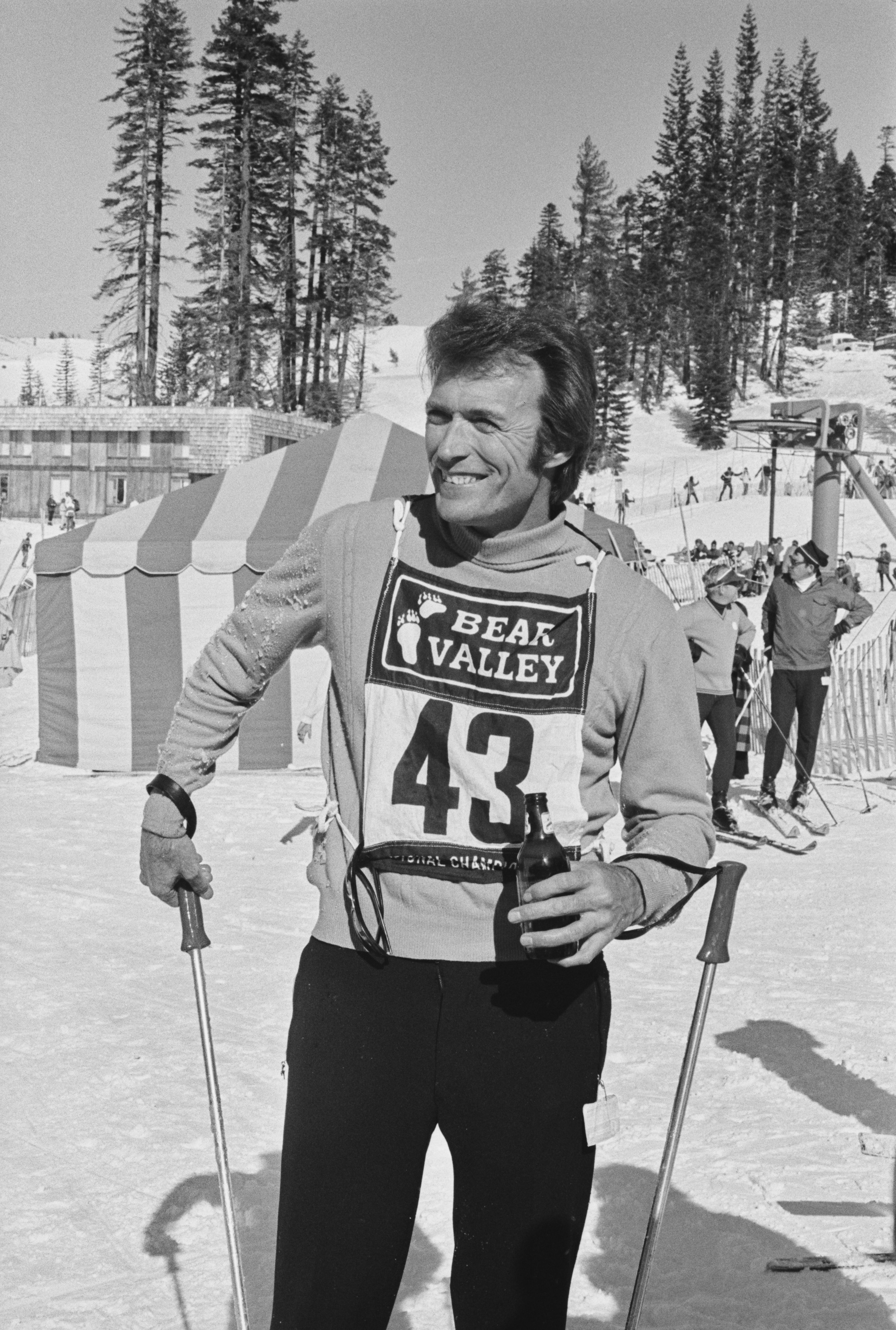Clint Eastwood bei einem Benson &amp; Hedges Promi-Skirennen in Bear Valley, Kalifornien, am 5. März 1971. | Quelle: Getty Images