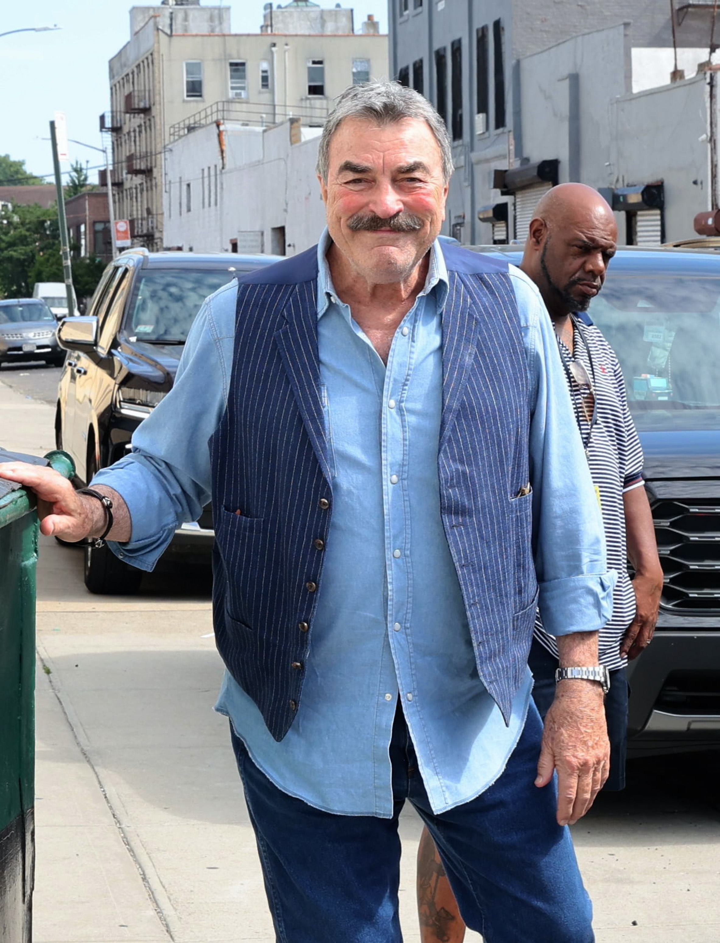 Tom Selleck wird am 20. Juni 2024 am Set von "Blue Bloods" in New York City gesichtet | Quelle: Getty Images