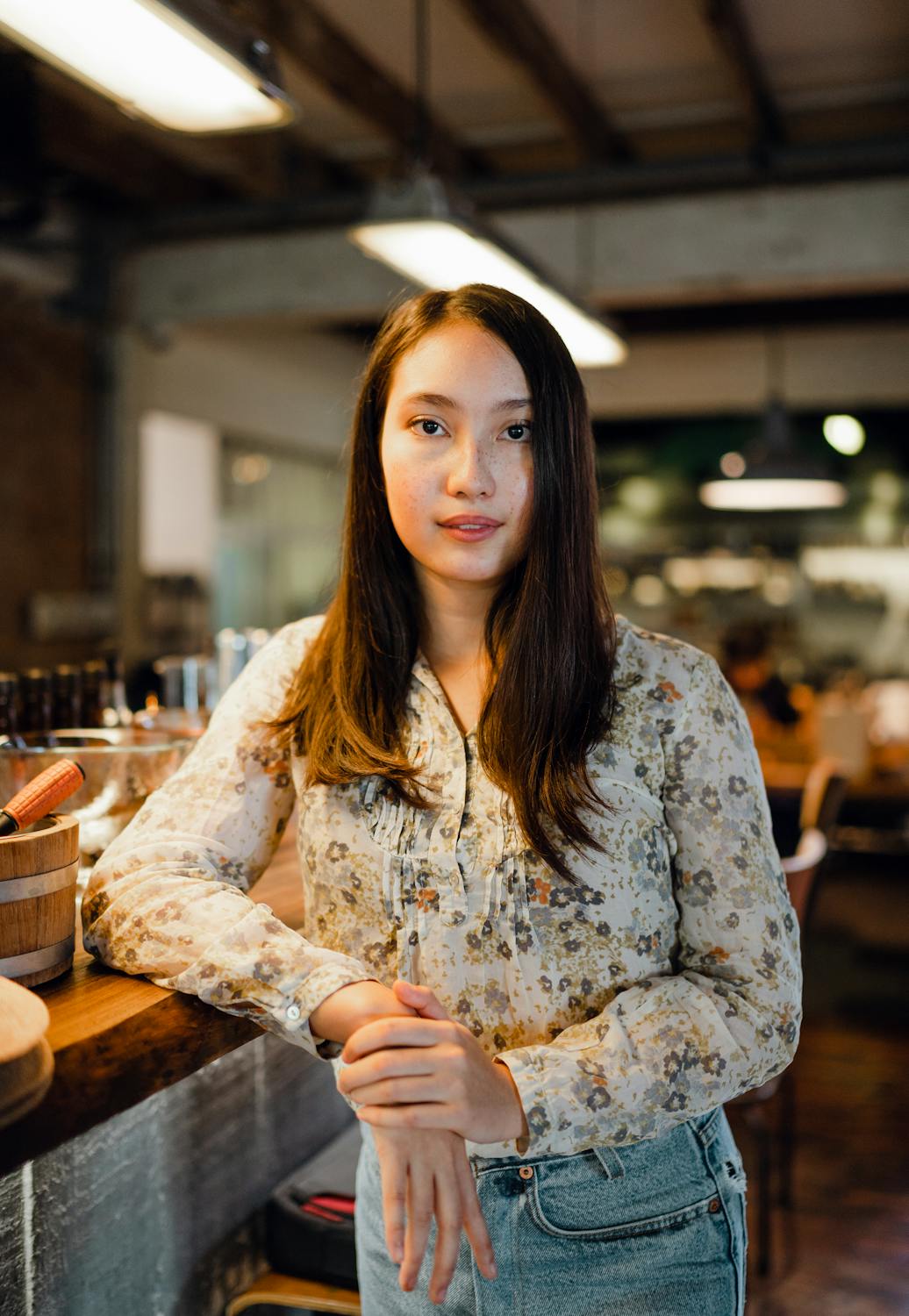 Eine Frau in einem Cafe | Quelle: Pexels