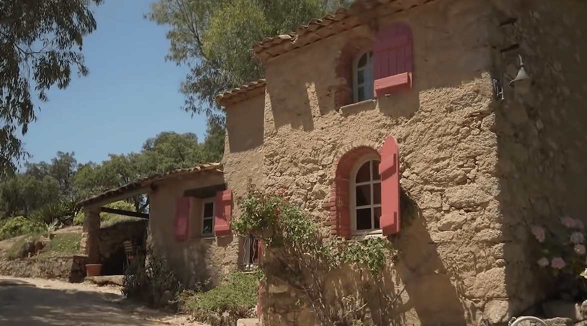 Eines der Häuser auf Johnny Depps Grundstück in Frankreich | Quelle: Youtube.com/The Richest