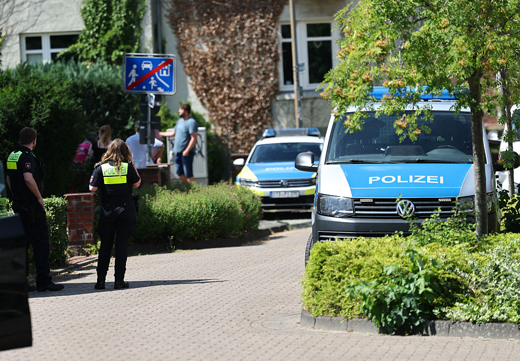 Polizei und Rettungskräfte sind am Tatort im Einsatz, an dem am 29. Juni 2026 bei einer Schießerei in Stade, einer Stadt im Norden Deutschlands etwa 50 Kilometer westlich von Hamburg, fünf Menschen ums Leben kamen. | Quelle: Getty Images