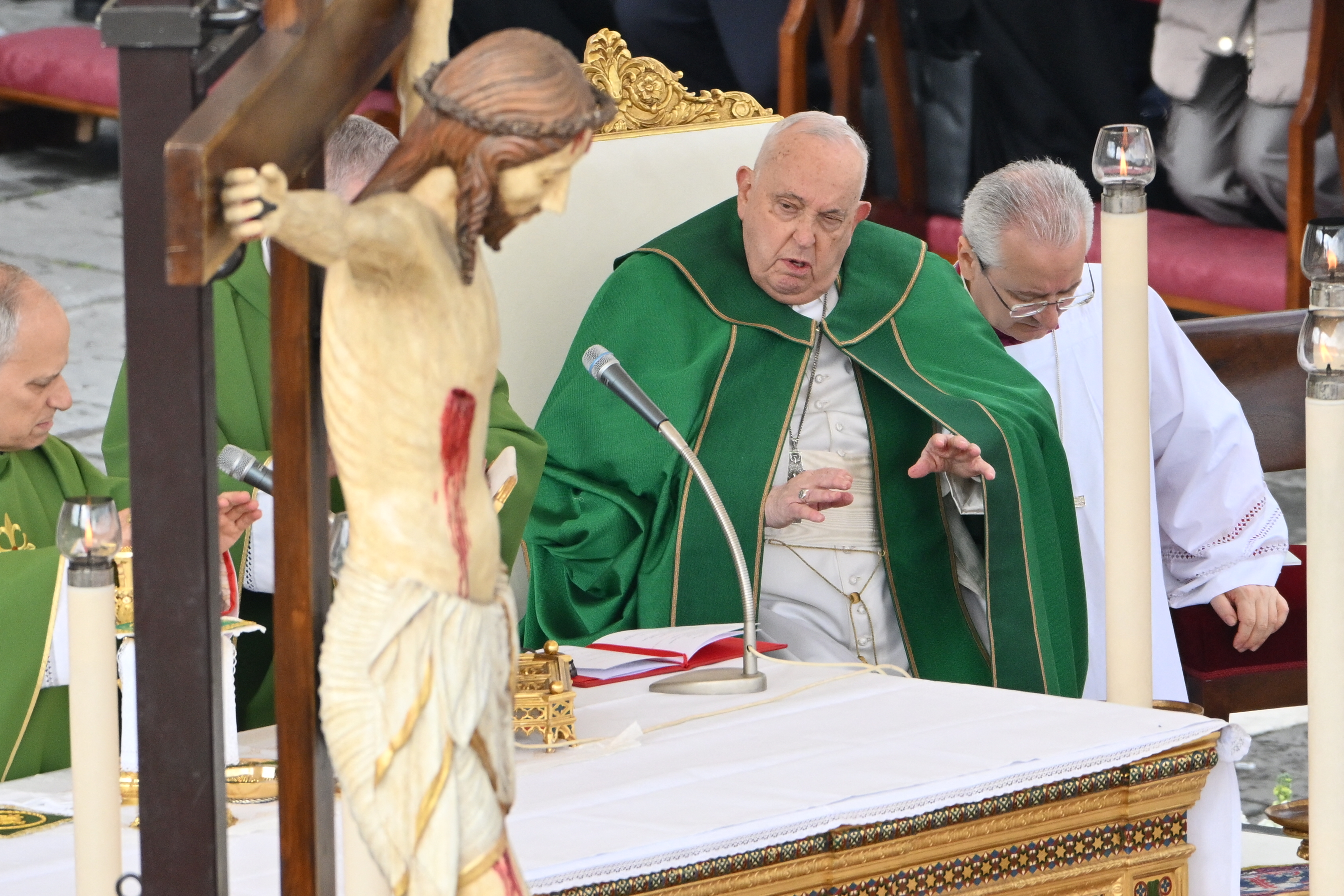 Papst Franziskus zelebriert die Messe zum Jubiläum der Streitkräfte auf dem Petersplatz in der Vatikanstadt am 9. Februar 2025. | Quelle: Getty Images