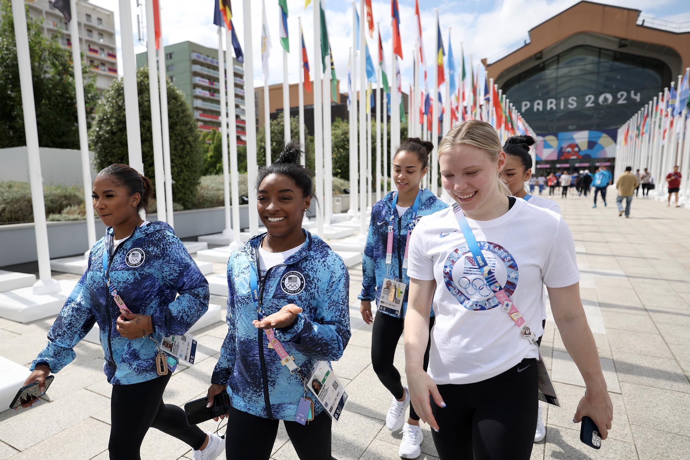 Simone Biles mit einigen ihrer Mannschaftskameradinnen, Jordan Chiles, Jade Carey, Sunisa Lee und Hezly Rivera, vor den Olympischen Spielen in Paris, Frankreich, am 23. Juli 2024 | Quelle: Getty Images