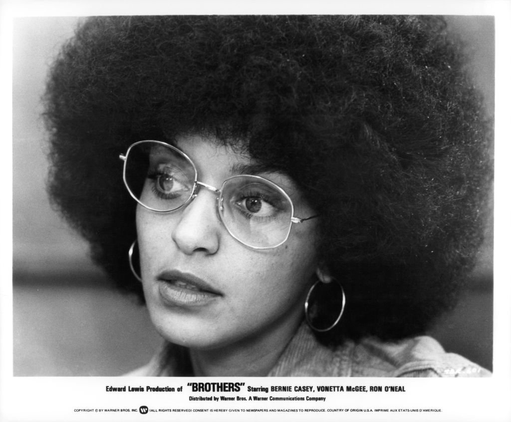 Vonetta McGee trägt eine Brille in einer Szene aus dem Film "Brothers", ca. 1977. | Quelle: Getty Images