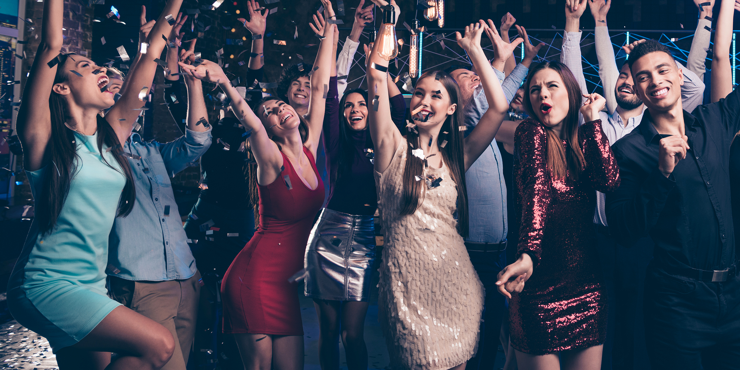 Teenager beim Abschlussball | Quelle: Shutterstock