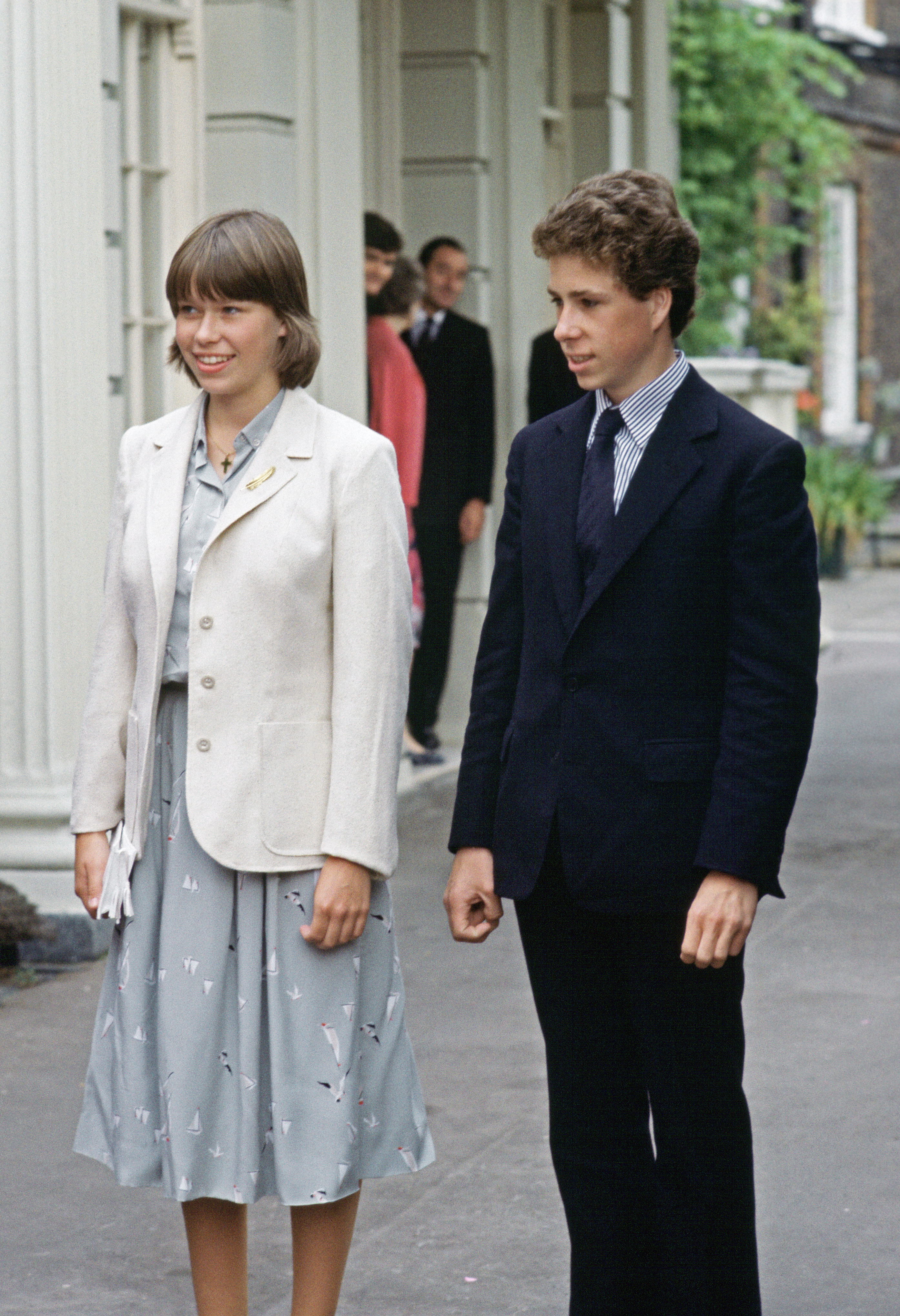 Lady Sarah Chatto und David Armstrong-Jones Linley, Viscount Linley, vor dem Clarence House am 4. August 1979 im Vereinigten Königreich. | Quelle: Getty Images