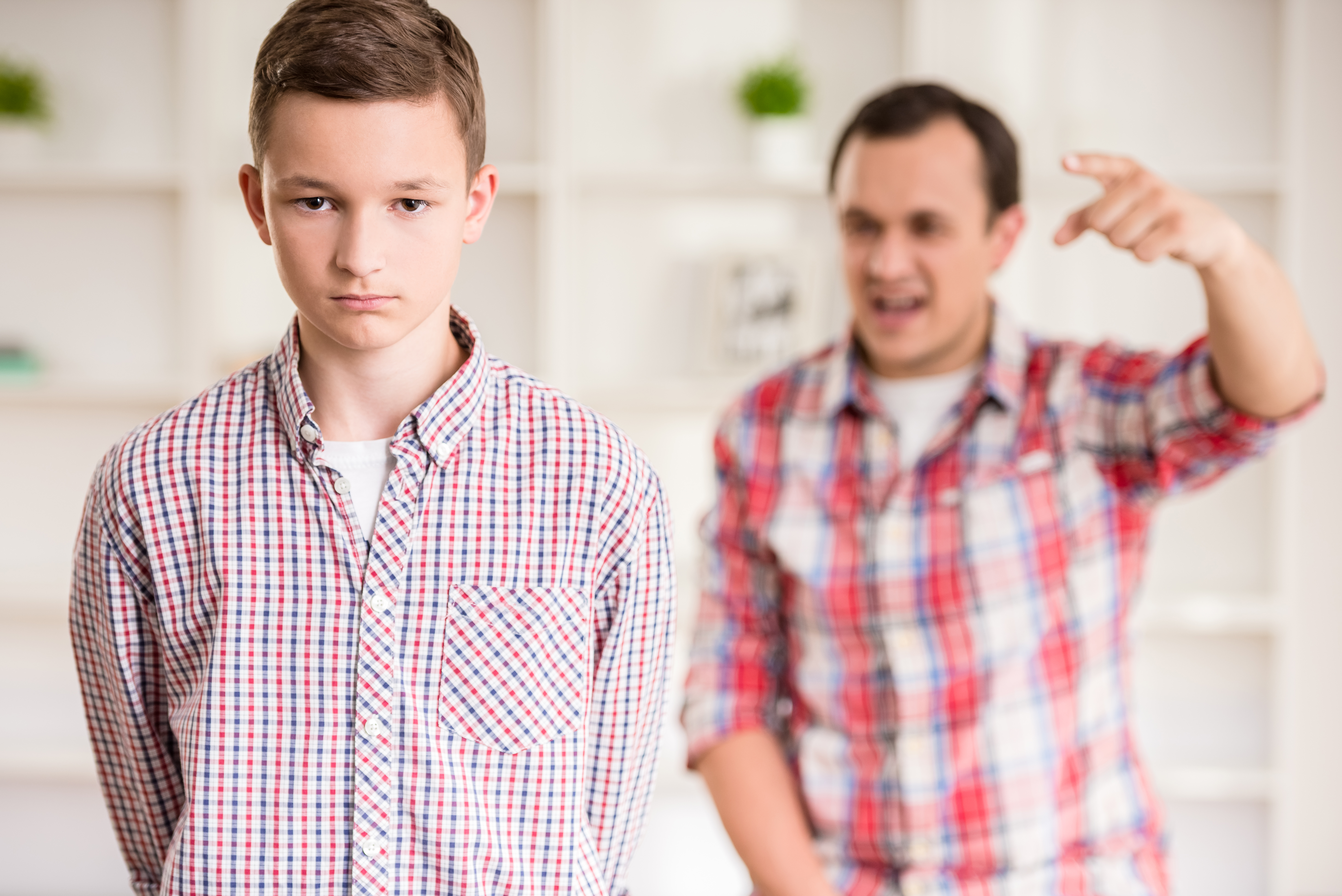 Ein kleiner Junge wird von seinem Vater ausgeschimpft | Quelle: Shutterstock