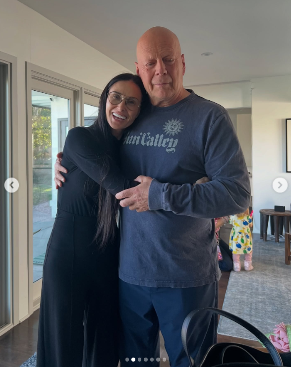 Bruce Willis und Demi Moore umarmen sich mit einem herzlichen Lächeln während der Familienfeier, gepostet am 19. März 2025 | Quelle: Instagram/demimoore