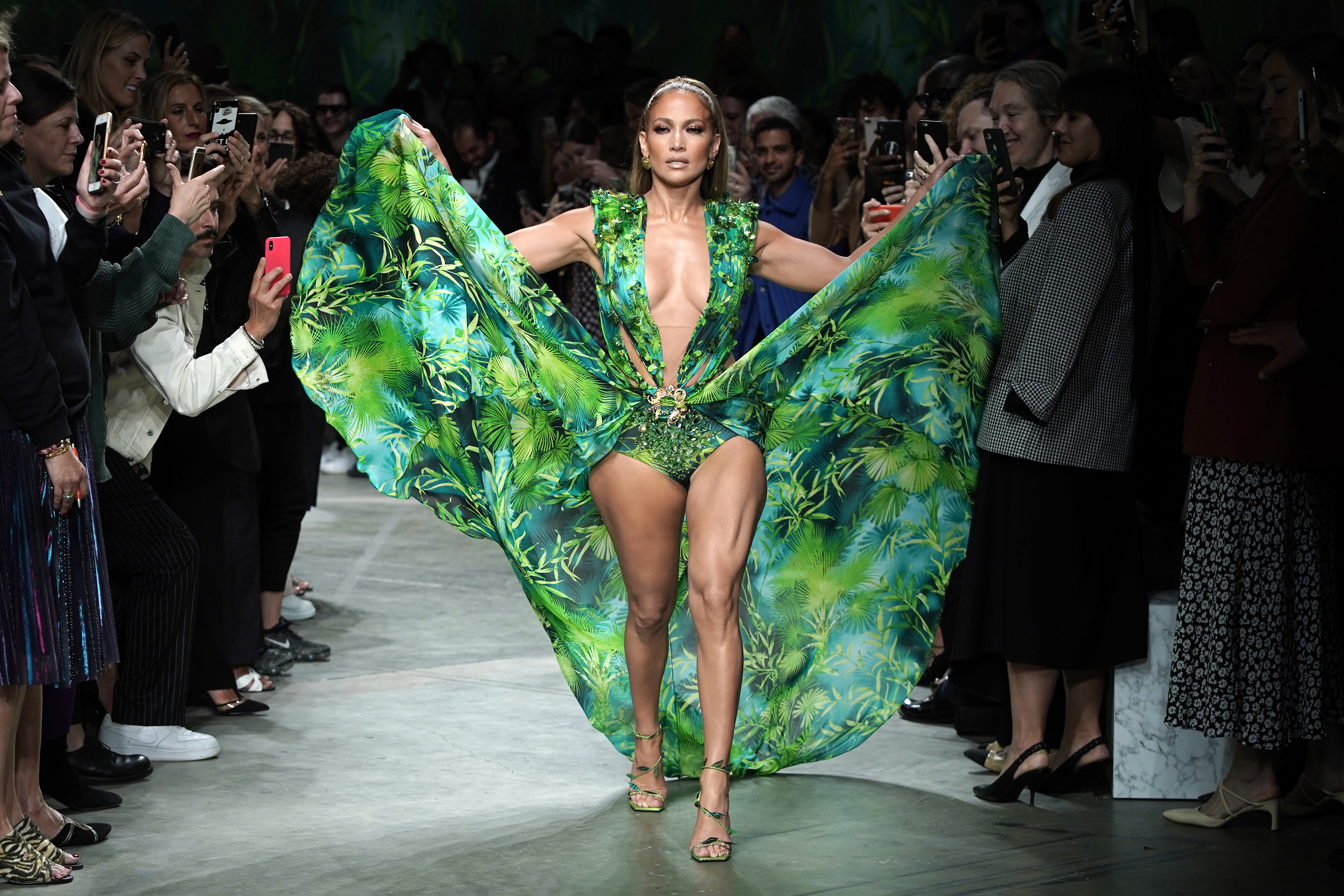 Lopez’ Auftritt bei der Versace-Show 2019 wurde als Überraschung zum Abschluss aufgehoben. Sie betrat die Bühne in einer neu interpretierten Version des Kleides mit Dschungel-Print, nachdem das Publikum bereits den Rest der Kollektion gesehen hatte. | Quelle: Getty Images