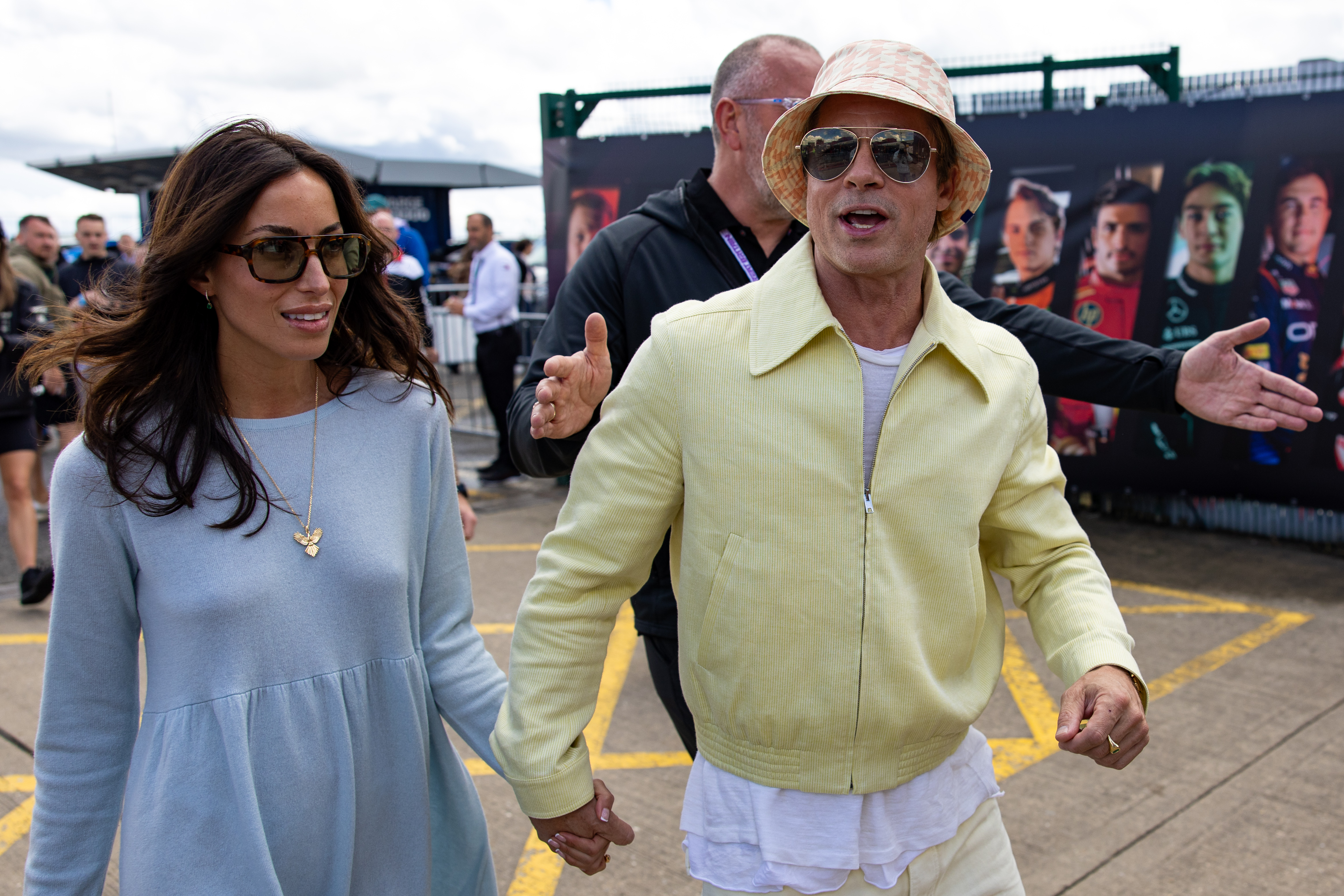 Ines De Ramon und Brad Pitt im Fahrerlager während des F1 Grand Prix von Großbritannien auf dem Silverstone Circuit am 7. Juli 2024. | Quelle: Getty Images