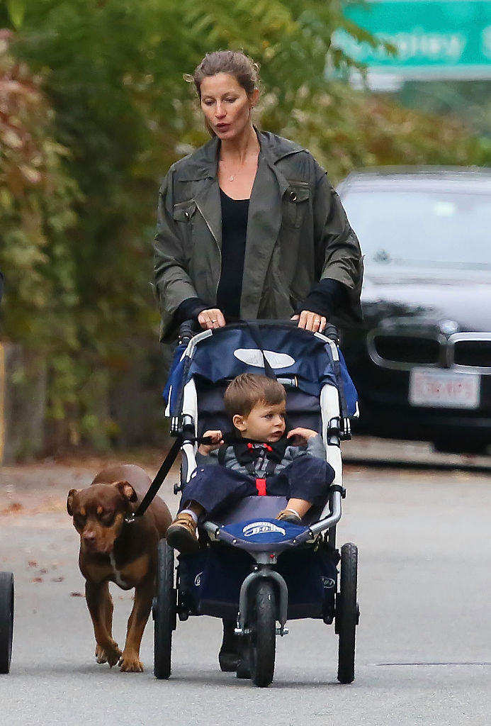 Gisele Bündchen und ihr Sohn Benjamin Rein Brady gehen am 22. September 2012 in Boston, Massachusetts, mit ihrem Hund Lua spazieren. (Foto: Stickman/Bauer-Griffin/GC Images)