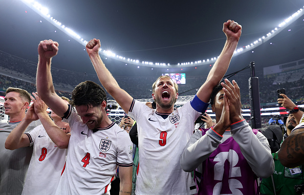 Team England feiert den 3:2-Sieg Englands gegen Mexiko im Achtelfinale der FIFA Weltmeisterschaft 2026, Mexiko-Stadt, 5. Juli 2026. | Quelle: Getty Images