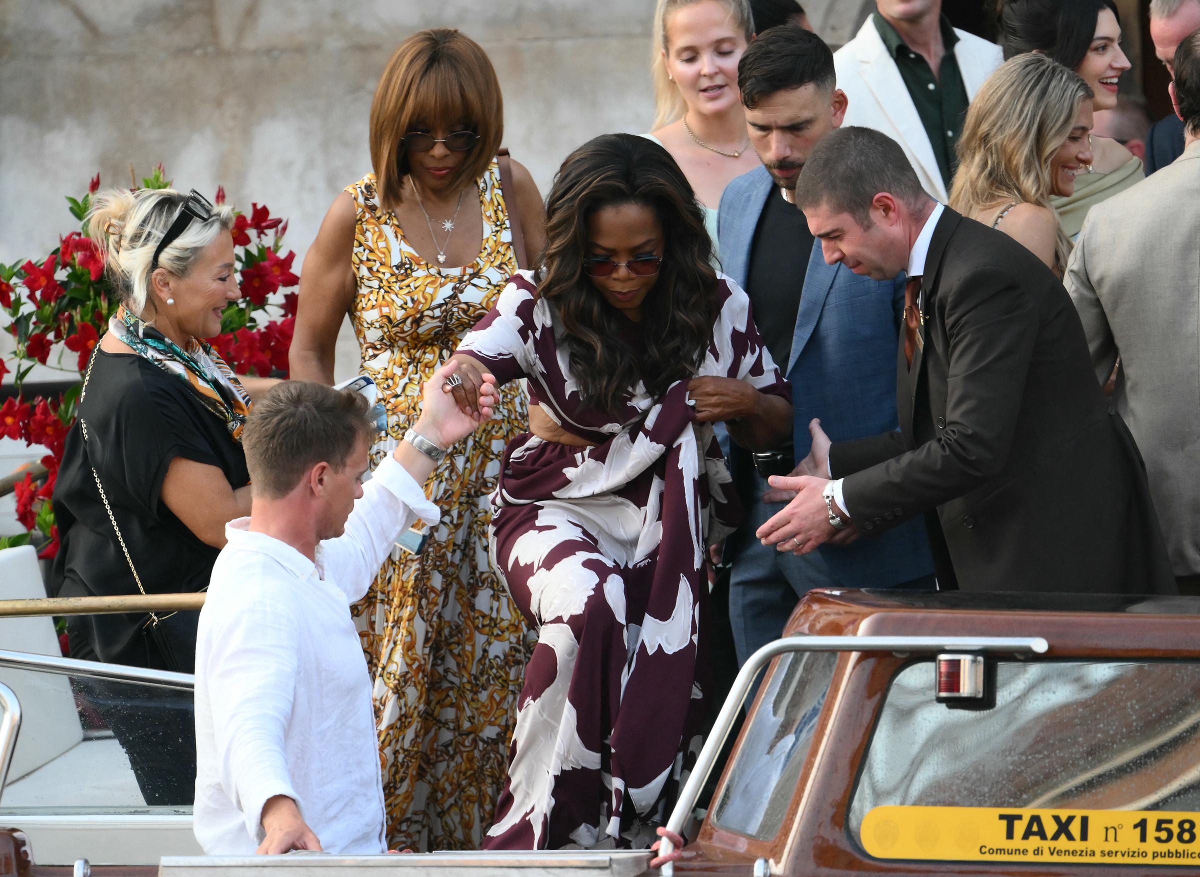 Die US-Talkmasterin Oprah Winfrey und die US-Journalistin Gayle King steigen in ein Taxiboot, als sie das Gritti Palace Hotel vor der Hochzeit von Amazon-Gründer Jeff Bezos und Lauren Sanchez am 26. Juni 2026 in Venedig, Italien, verlassen.