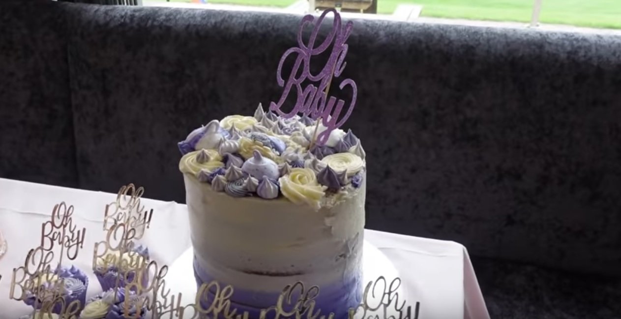 Kuchen und Cupcakes von der Babyparty | Quelle: YouTube/The Radford Family