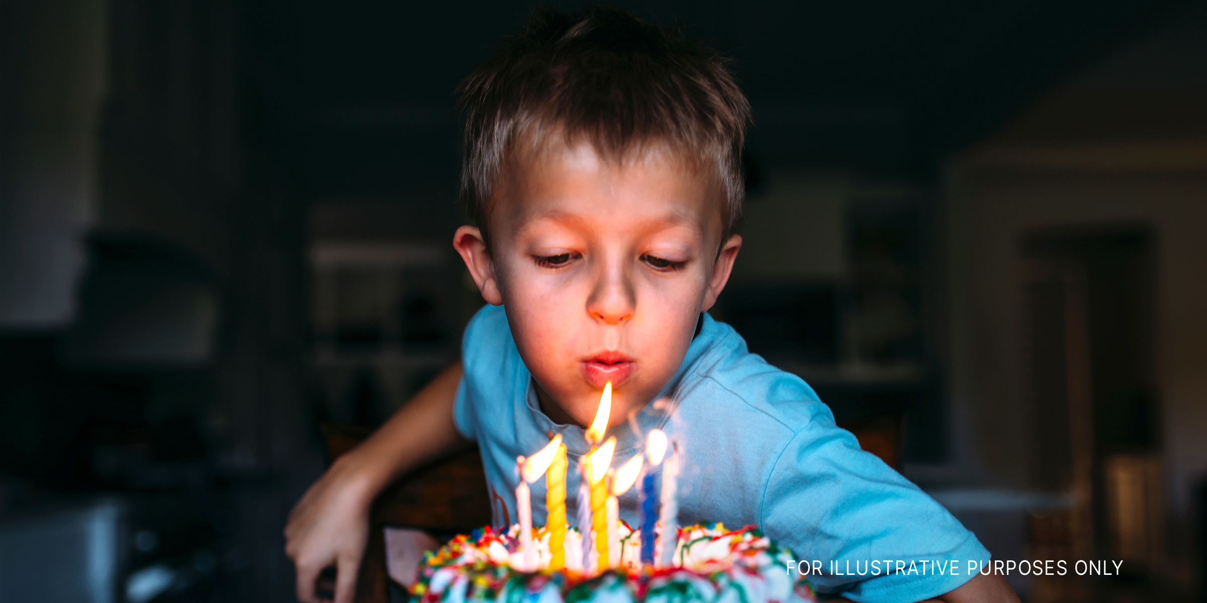 Ein Kind bläst Kerzen aus | Quelle: Getty Images