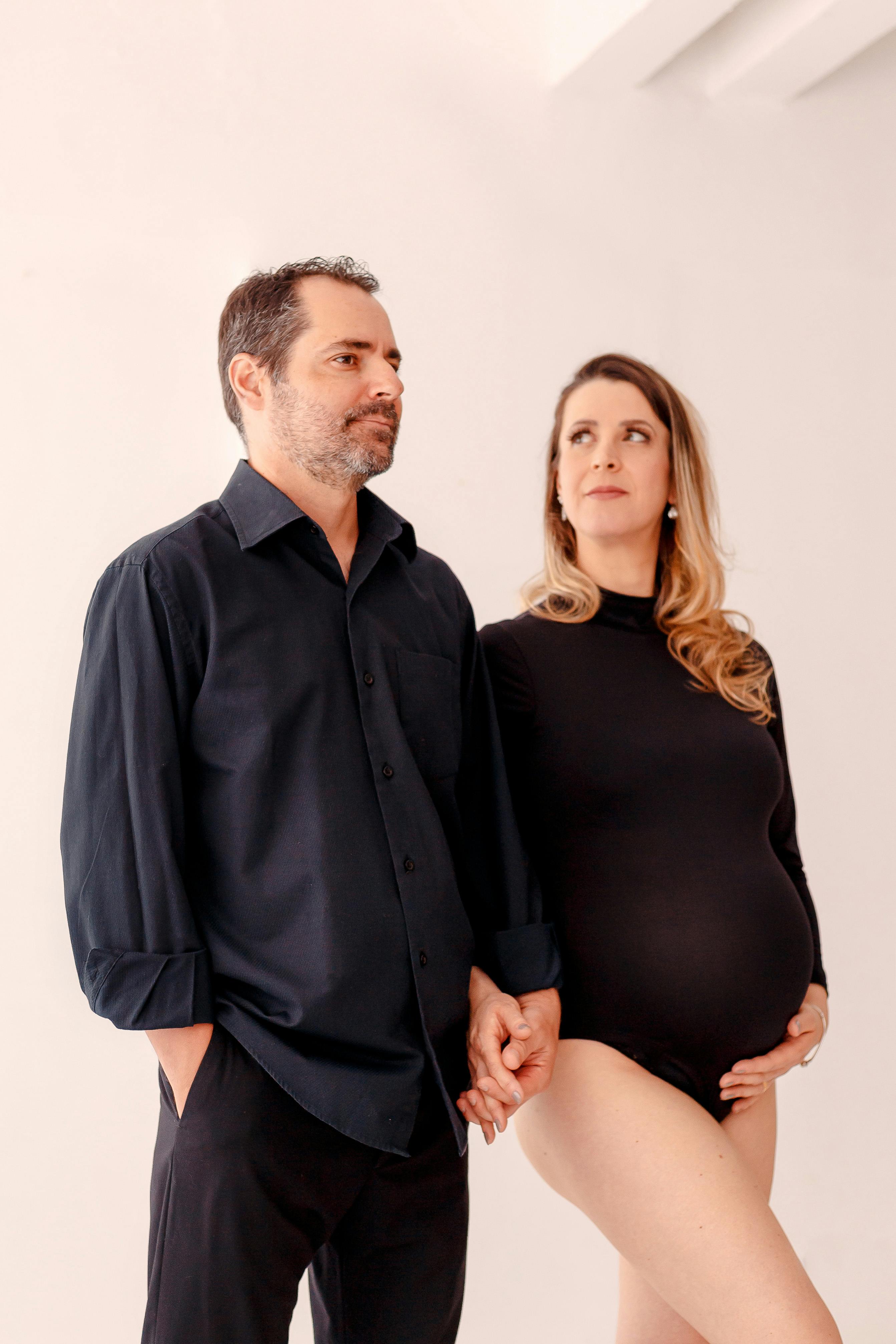 Ein aufgeregtes Paar posiert zusammen mit der schwangeren Frau, die ihren Bauch hält | Quelle: Pexels