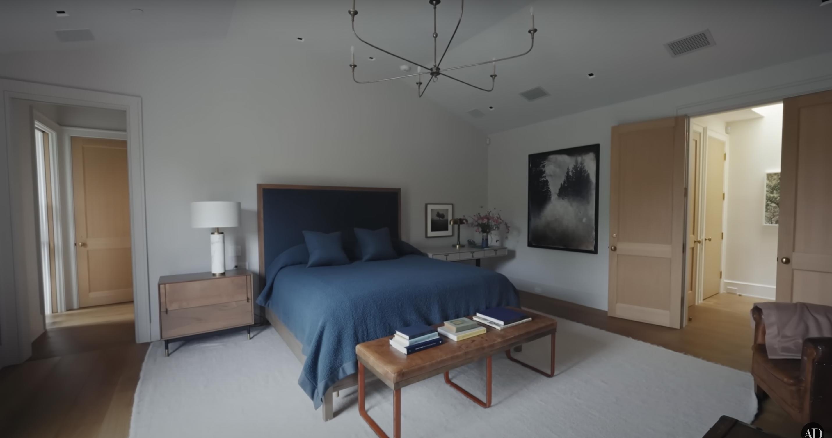 Das Schlafzimmer von Jennifer Garner, datiert auf den 3. September 2024 | Quelle: YouTube/@Archdigest