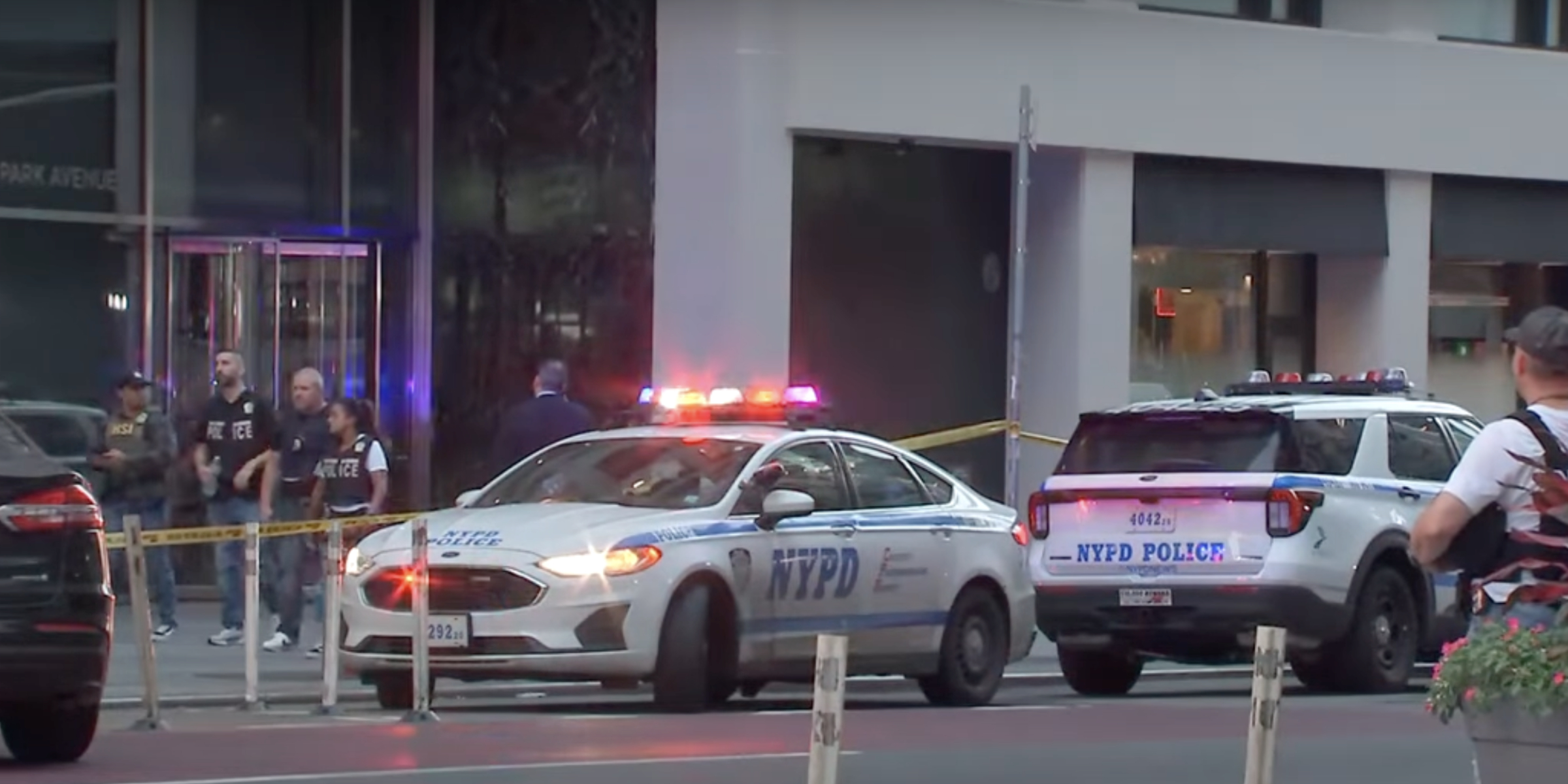 NYPD stationiert vor 345 Park Avenue | Quelle: YouTube/ABC News
