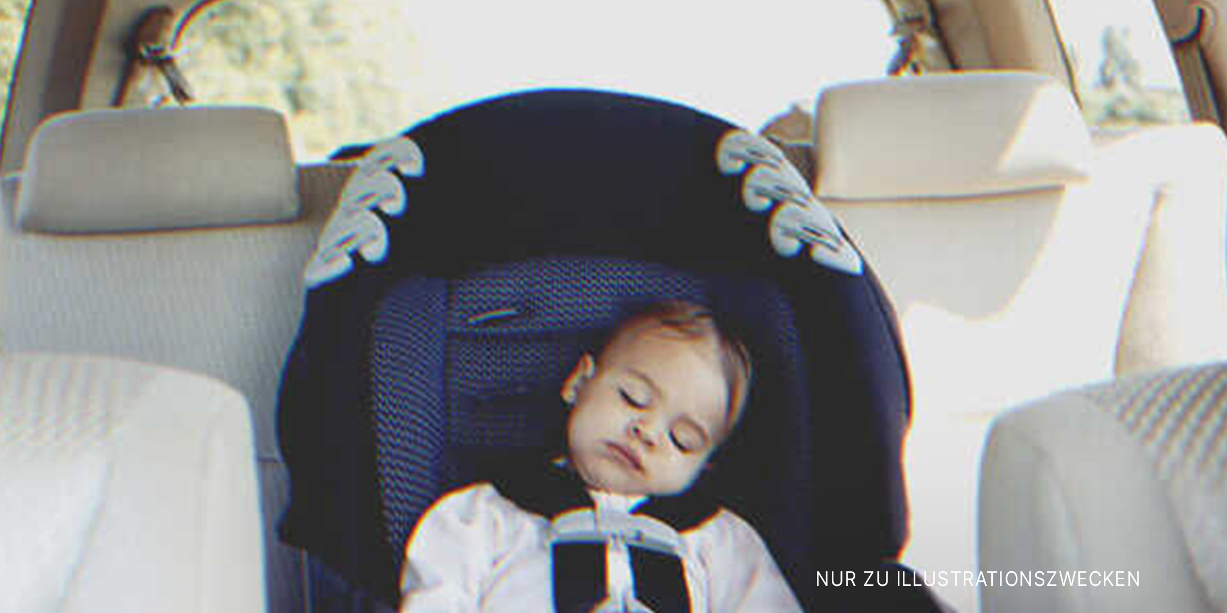 Baby schläft fest auf dem Rücksitz eines Autos | Quelle: Getty Images