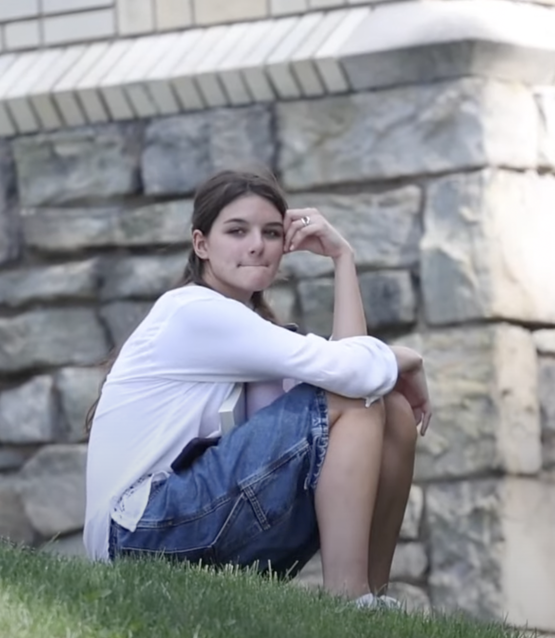 Suri Cruise auf dem Campus der Carnegie Mellon University in einem Beitrag vom 20. August 2024 | Quelle: YouTube/Seite Sechs