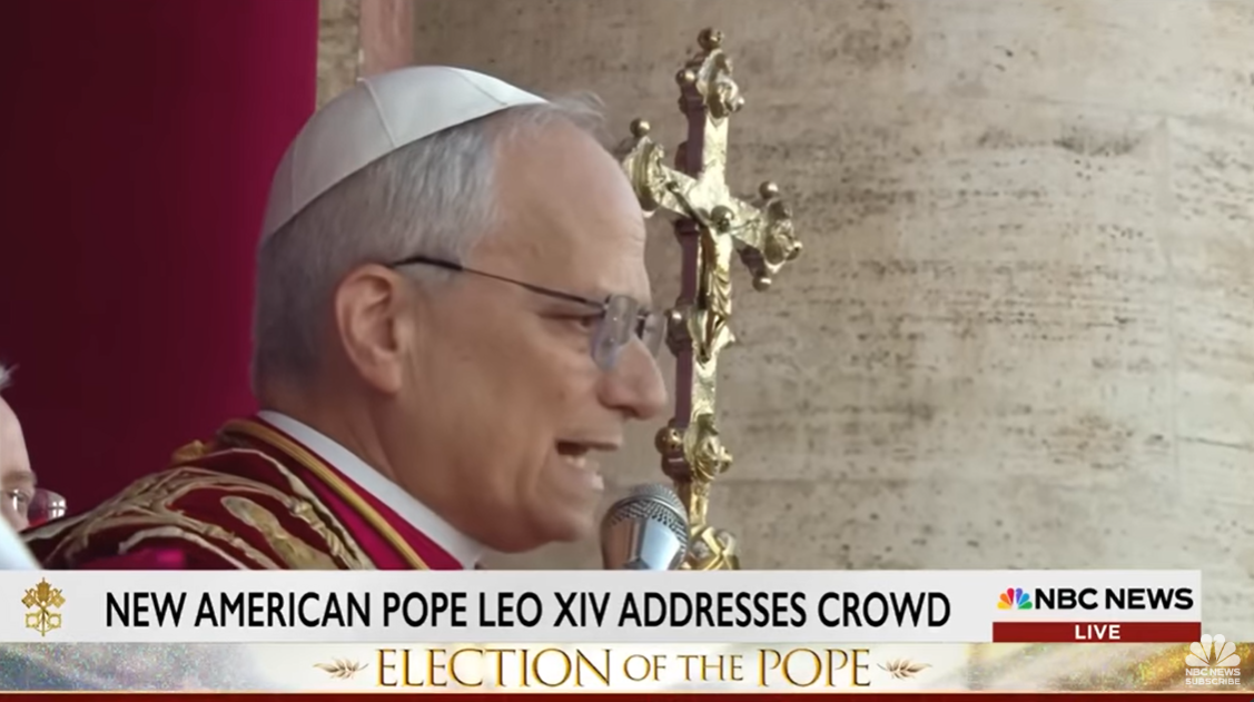 Papst Leo XIV. stellt sich am 8. Mai 2025 vom Balkon des Petersdoms aus der Öffentlichkeit vor | Quelle: YouTube/NBC News