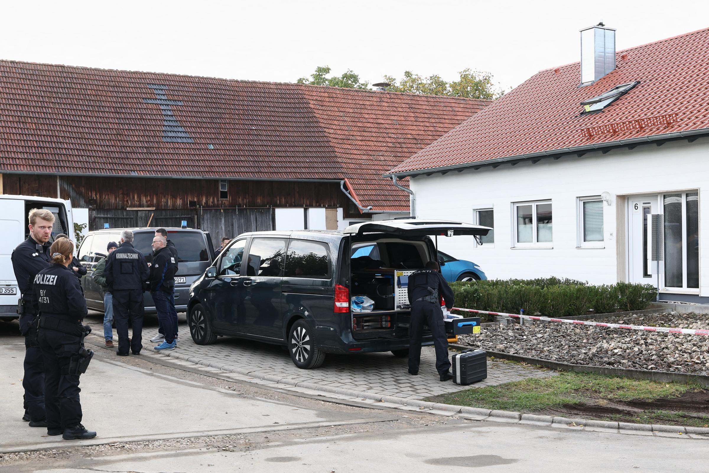 Polizisten und Kriminaltechniker am Tatort | Quelle: Getty Images