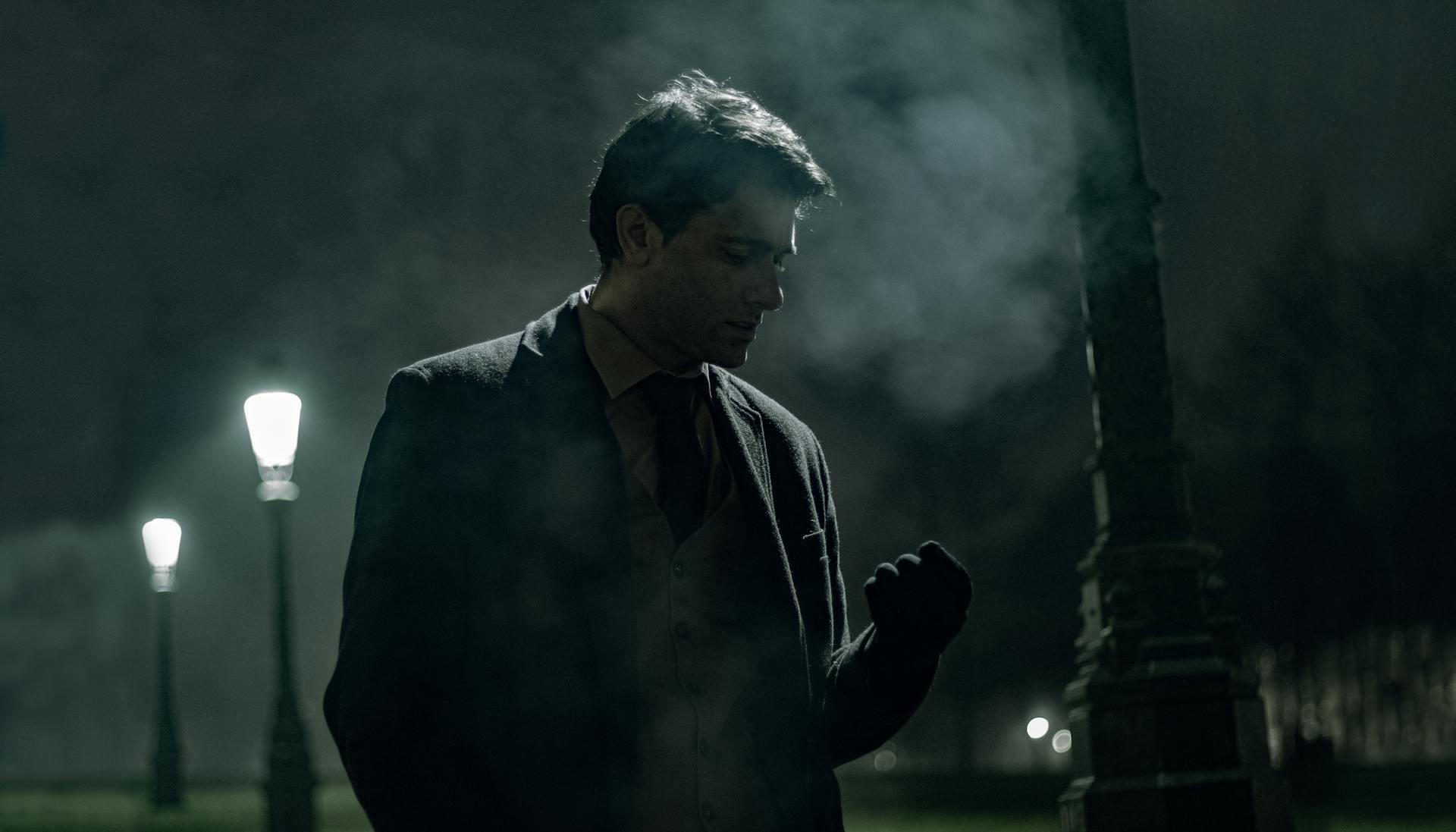 Ein Mann steht nachts in einem Park | Quelle: Pexels